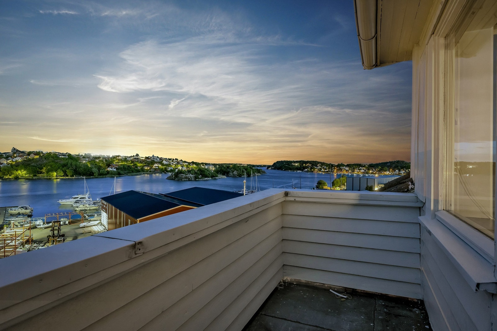 Enda bedre utsikt over elven sees fra balkongen i andre etasje. Galleribilde