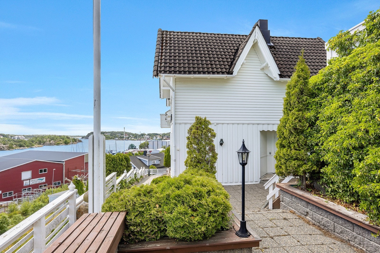 Denne uteplassen har sol fra tidlig morgen og er et ypperlig sted for frokost på gode sommerdager. Galleribilde