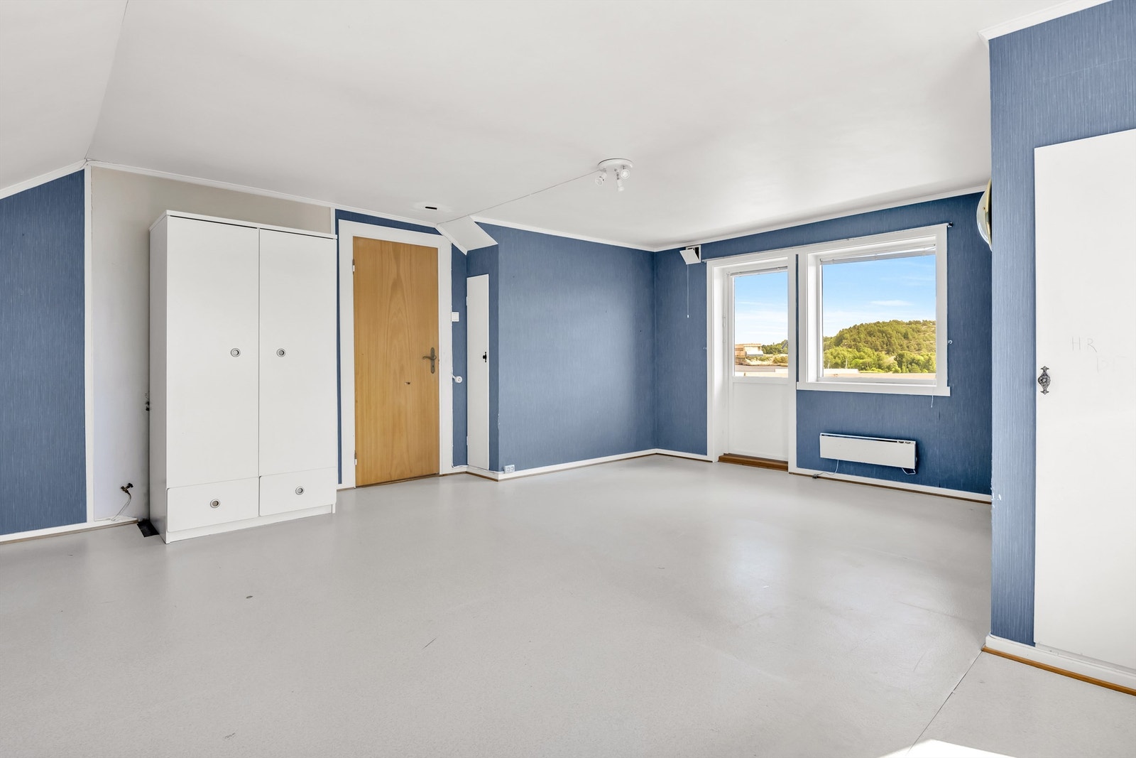 Pipeløp finnes i bakkant av garderobeskapet. Galleribilde