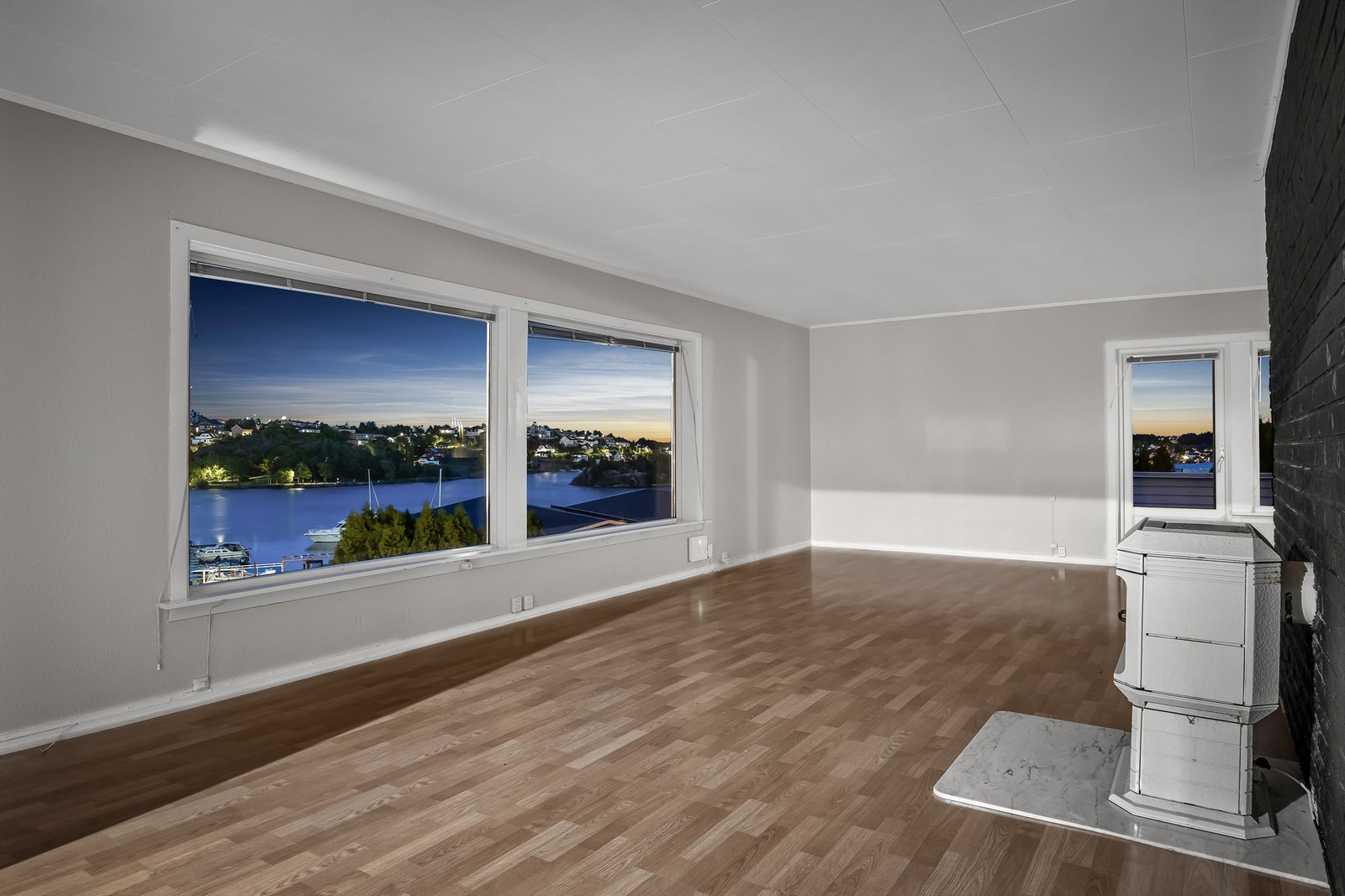 Stuen har flott utsikt mot Vesterelven i to retninger. Galleribilde