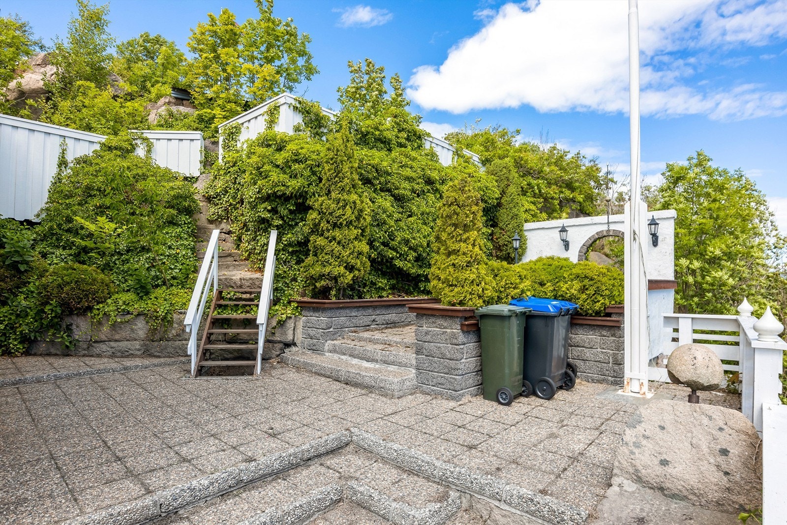 Flere uteplasser på ulike nivåer finnes utenfor inngangspartiet. Galleribilde