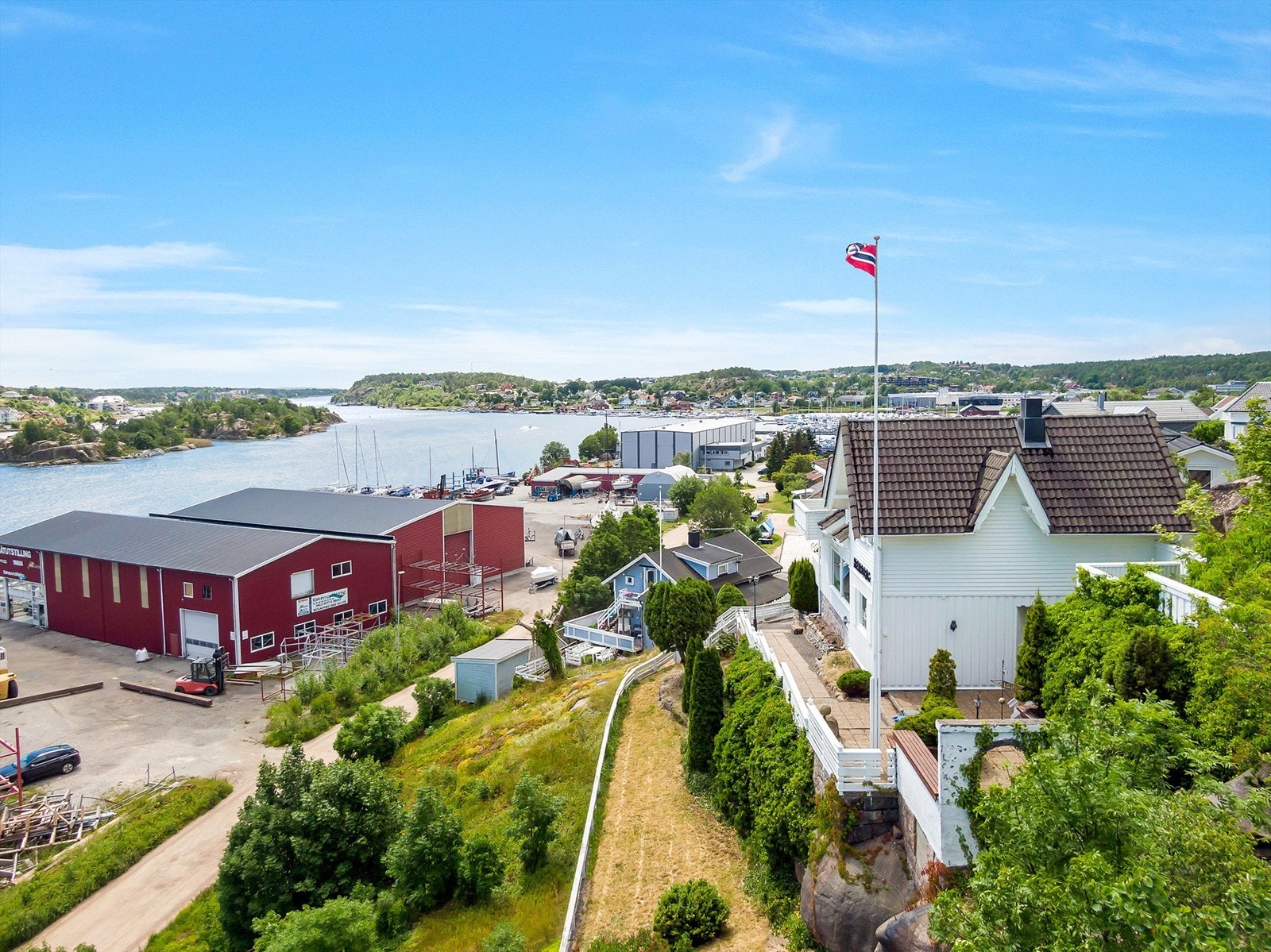 Boligen er høytliggende ved foten av Lenafjellet og har vidstrakt utsikt over omgivelsene. Galleribilde