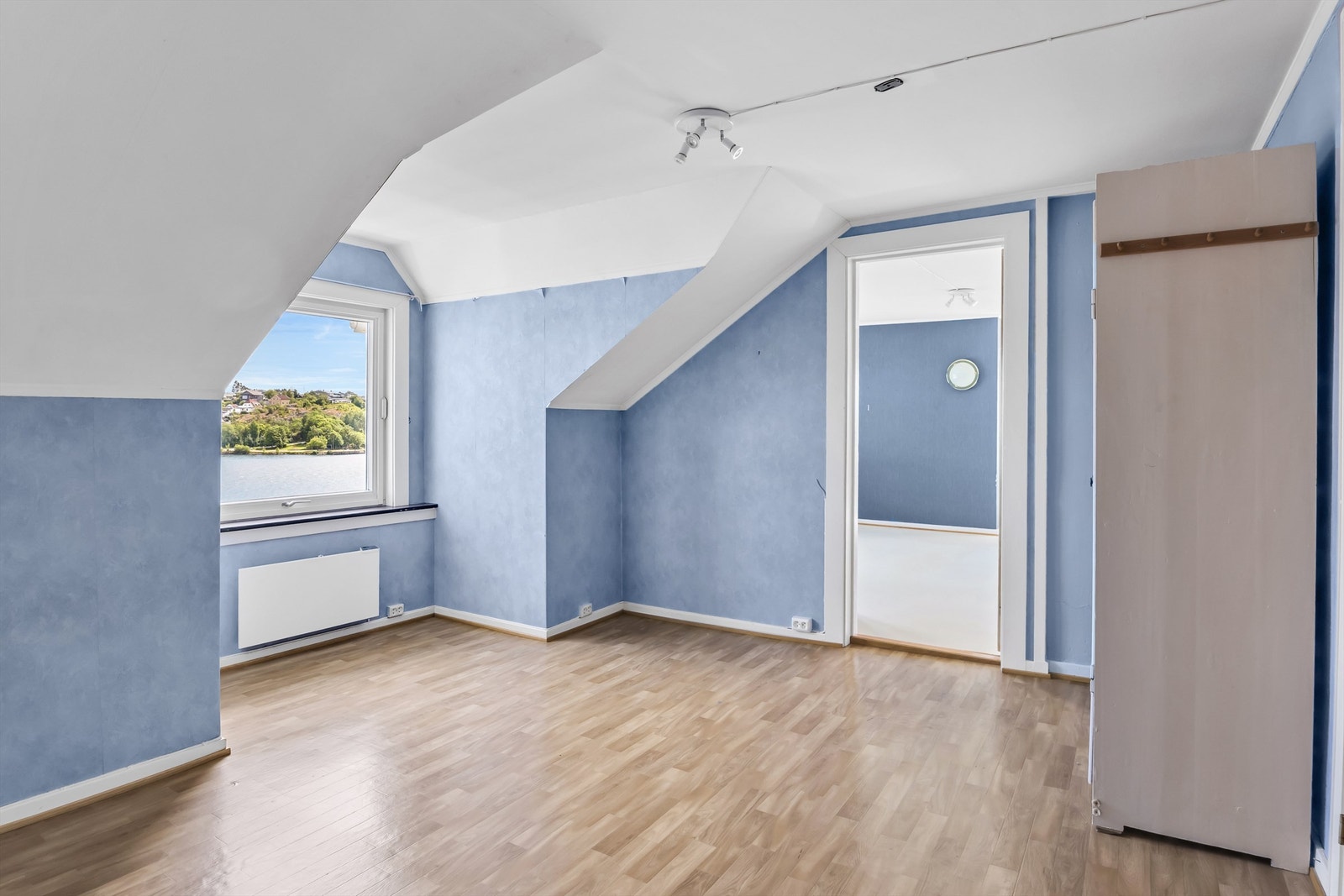 Etasjens store soverom er i dag tilgjengelig via dette soverommet. Galleribilde