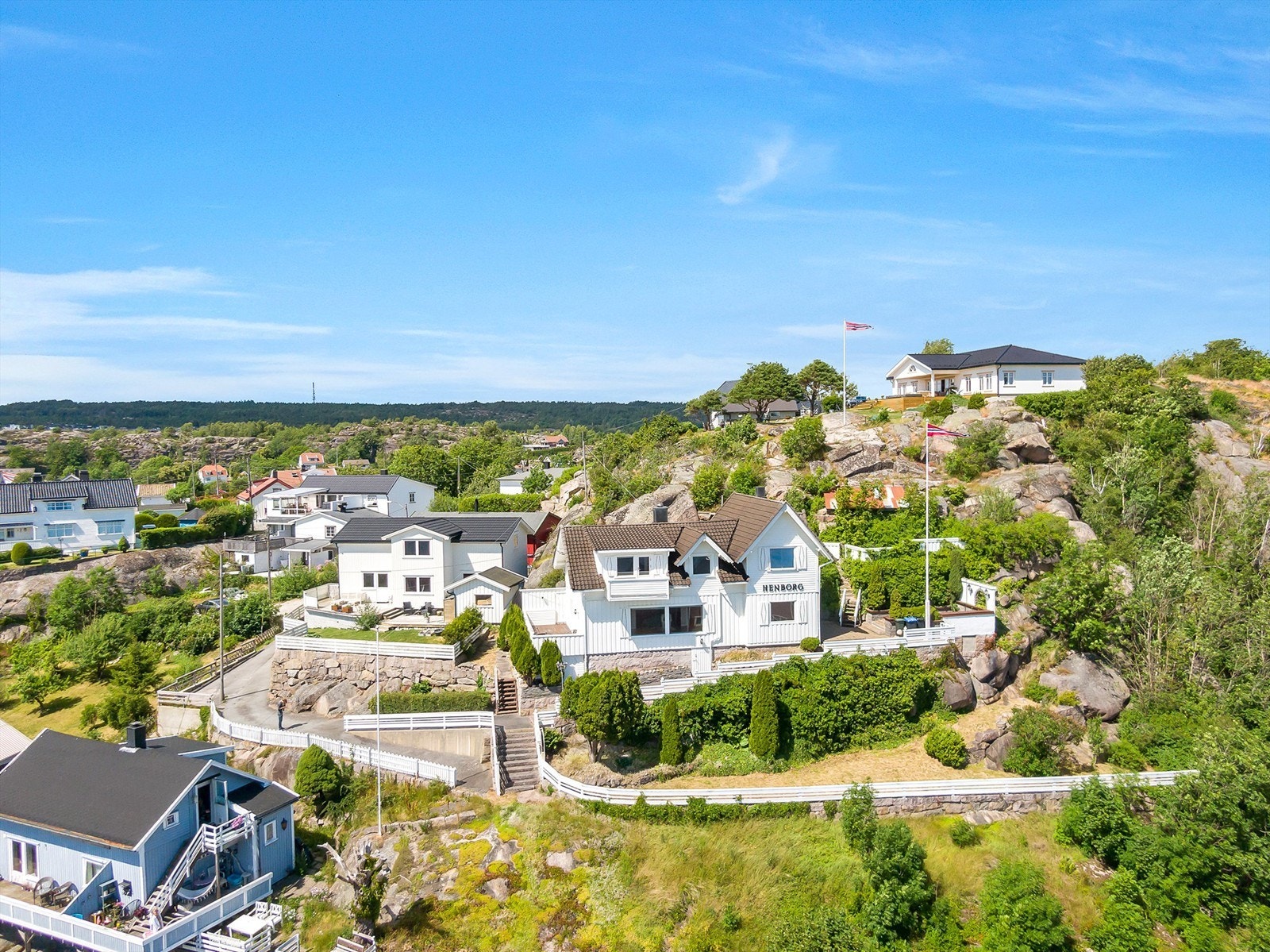 Eiendommen er tilbaketrukket helt innerst i gaten og oppleves som usjenert. Galleribilde