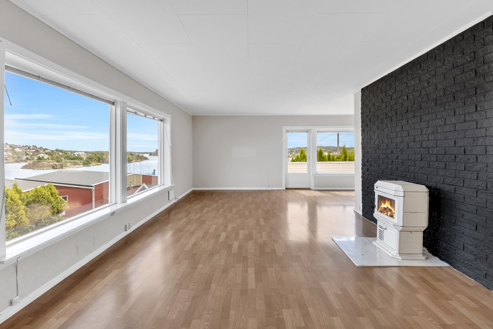 Stuen opptar en stor del av arealet i første etasje og gir familien stor plass til felles opphold. Galleribilde