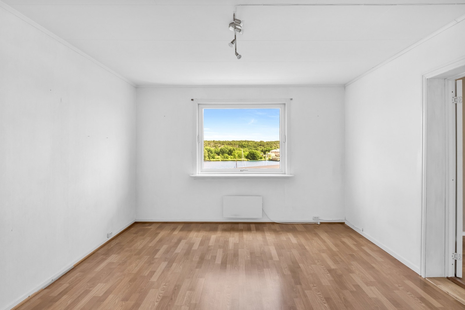 Fra dette rommet sees en fin utsikt mot Vesterelva og det kommende utviklingsområdet på Glombo på andre siden. Galleribilde