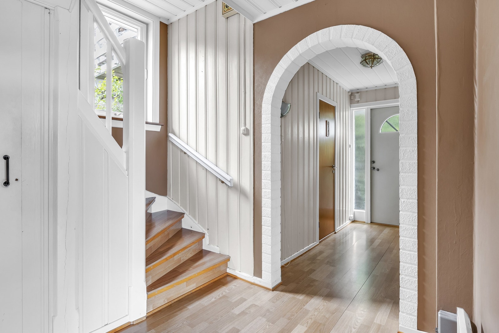 Toalettrommet er tilbaketrukket fra stuen og tilgjengelig fra entreen. Galleribilde