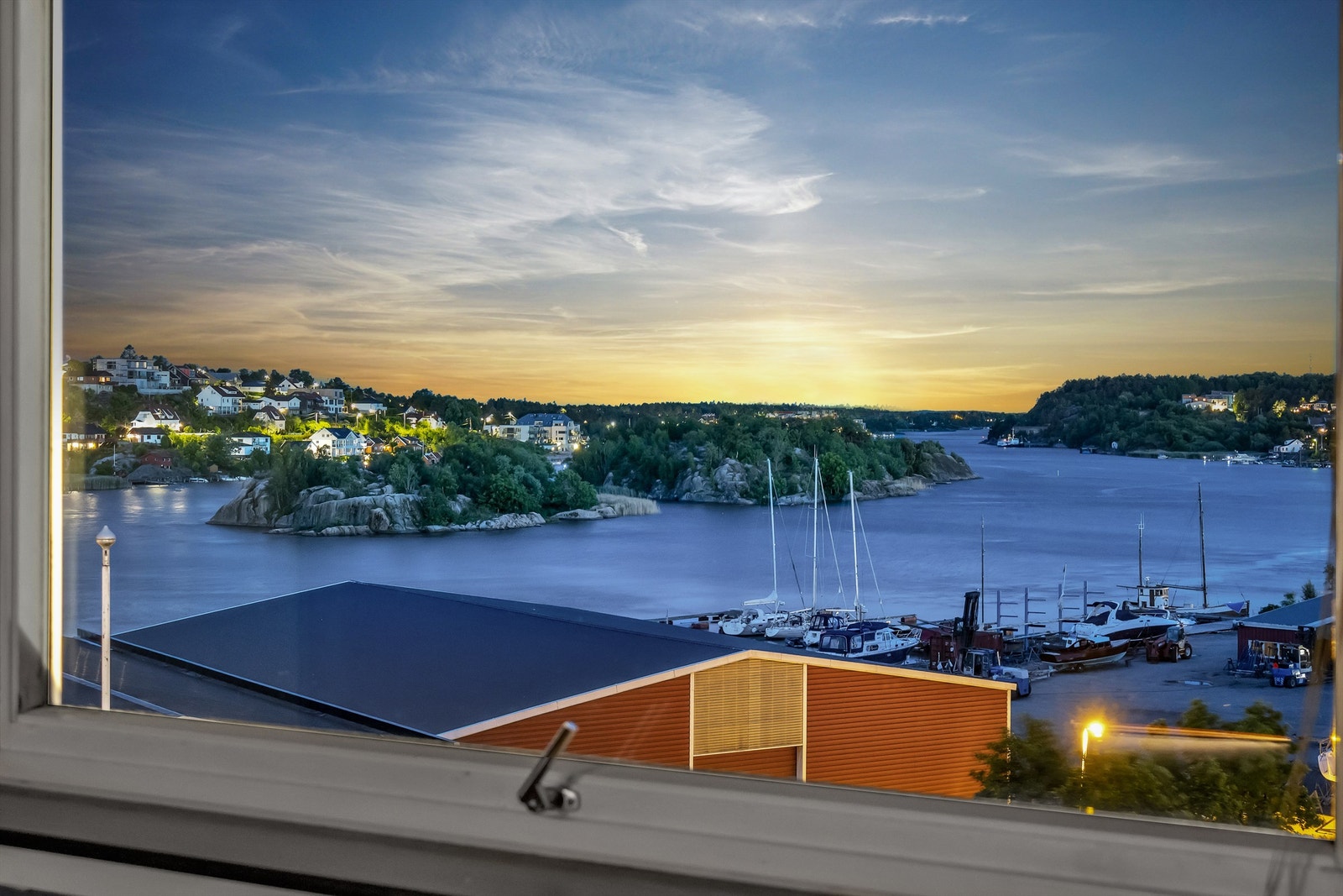 Utsikt gjennom soveromsvinduet, mot blant annet Kjerring- og Hutholmen. Galleribilde