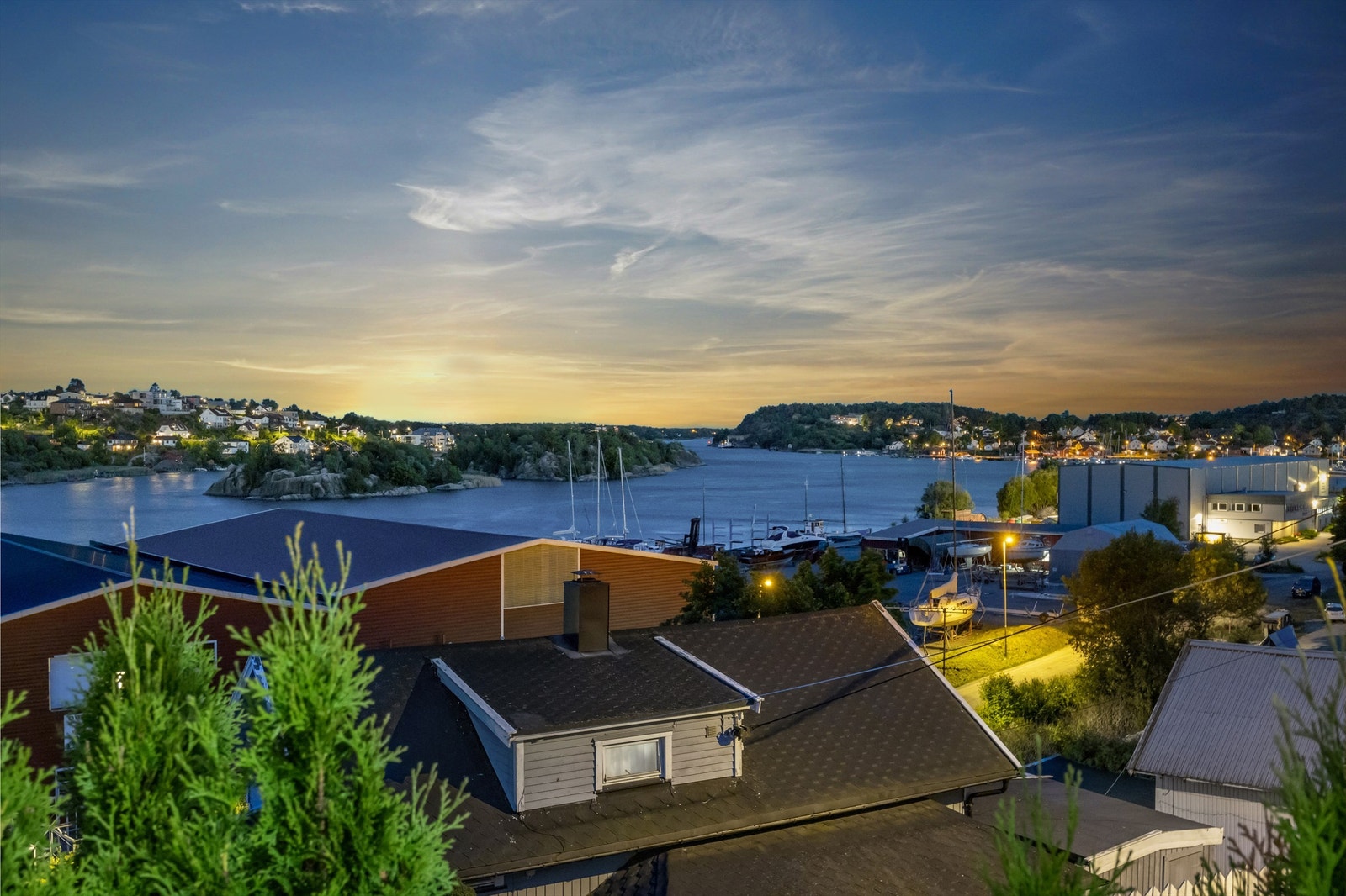 I mørket blir lysene fra bebyggelsen et pent skue å se ut på. Galleribilde