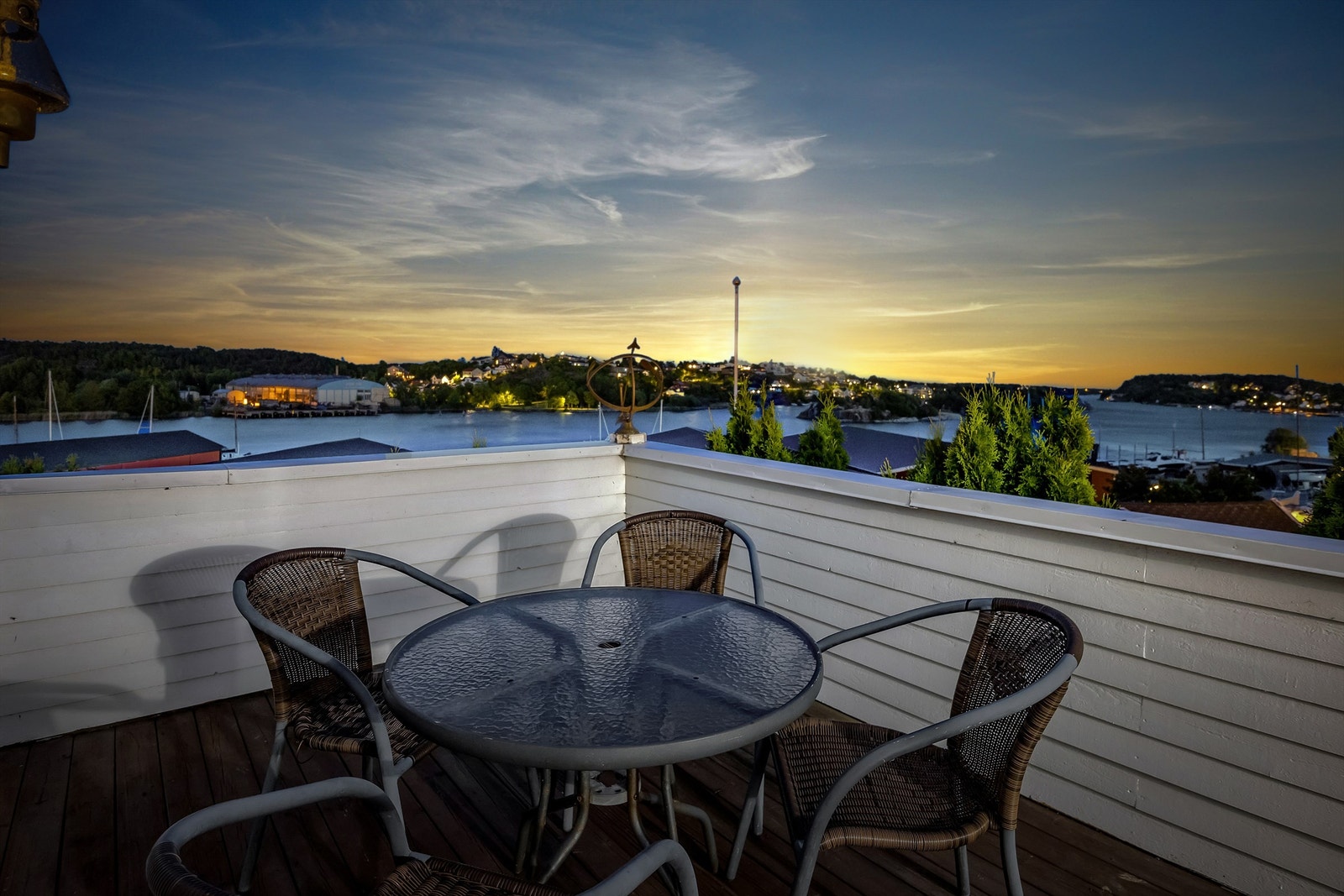 På fine sommerdager er terrassen et fint sted for solbading og måltider under åpen himmel - med følge av flott utsikt. Galleribilde