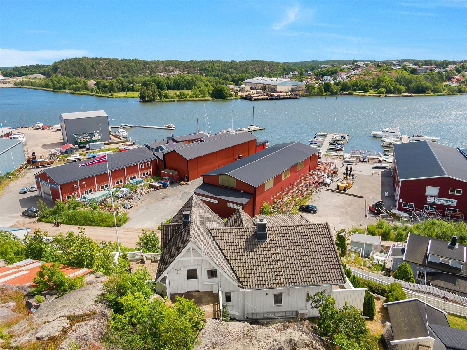 I nærområdet finnes flere småbåthavner som er ypperlige utgangspunkt for utflukter på sjøen. Galleribilde