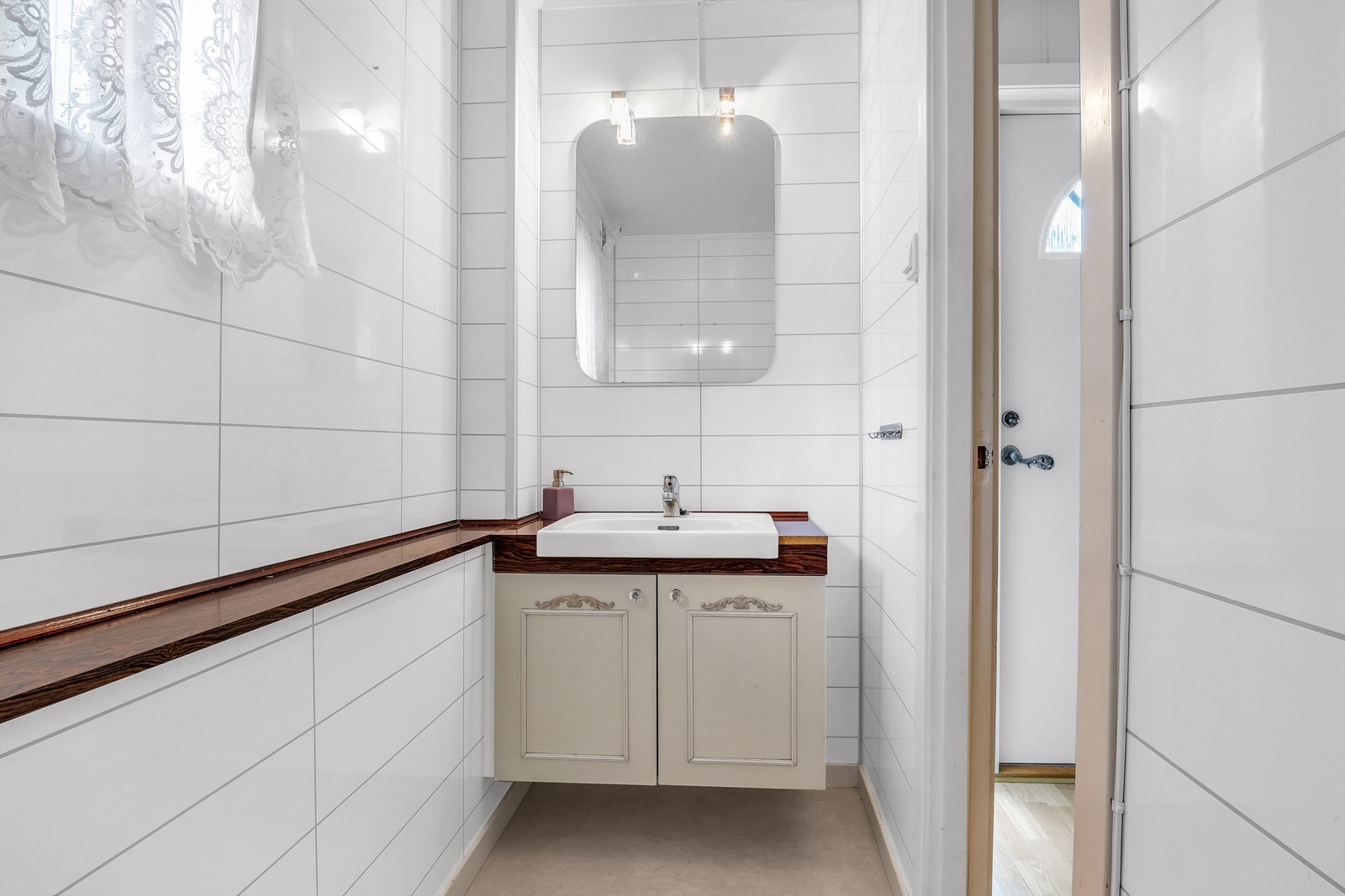 Toalettrommet er noe modernisert i senere år. TG 2 er her gitt for et fåtall forhold. Galleribilde