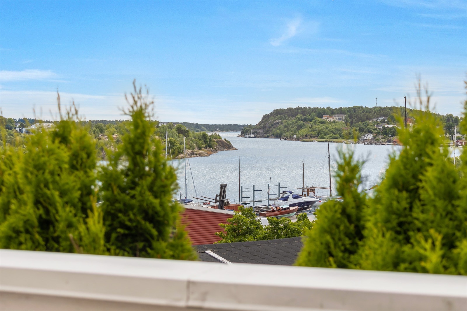 Terrassen har flott utsikt mot blant annet Vesterelvas utløp i syd. Galleribilde