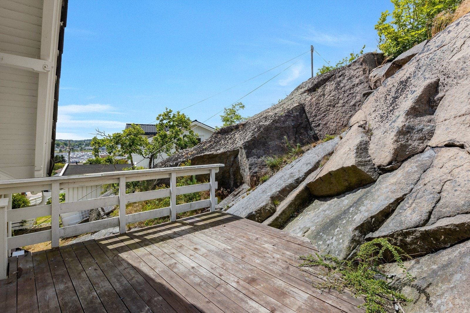 Terrassen utenfor badet måler ca. 10 kvm. og har gløtt av elven. Galleribilde