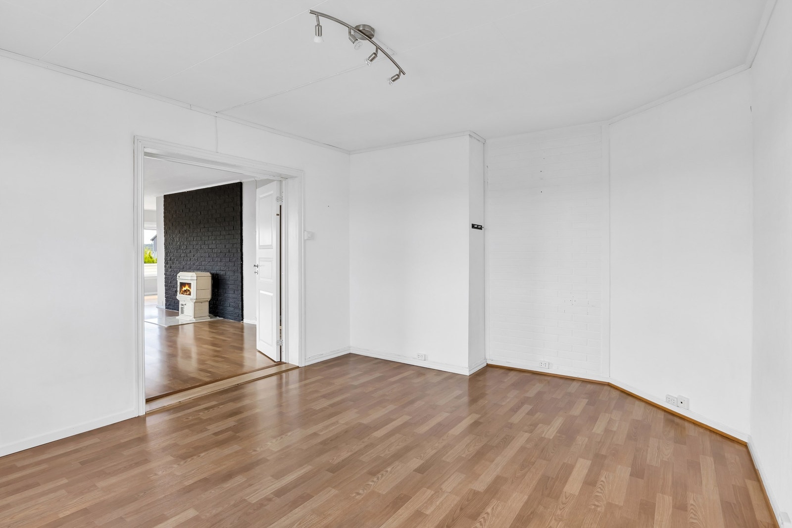 Det tilbyggede rommet har vært benyttet som soverom og er av god størrelse til formålet. Galleribilde