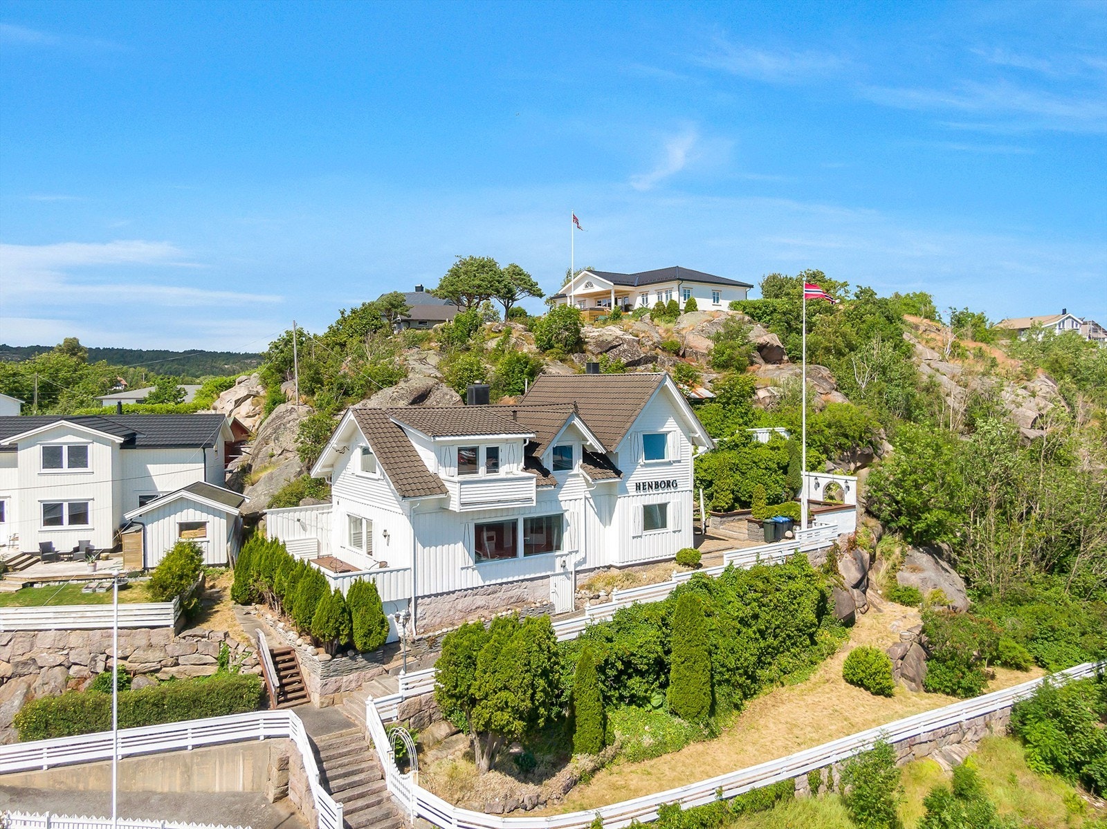 Tomten er festet og på hele 2.544 kvm. som blant annet omfatter deler av skrenten ovenfor boligen. Galleribilde