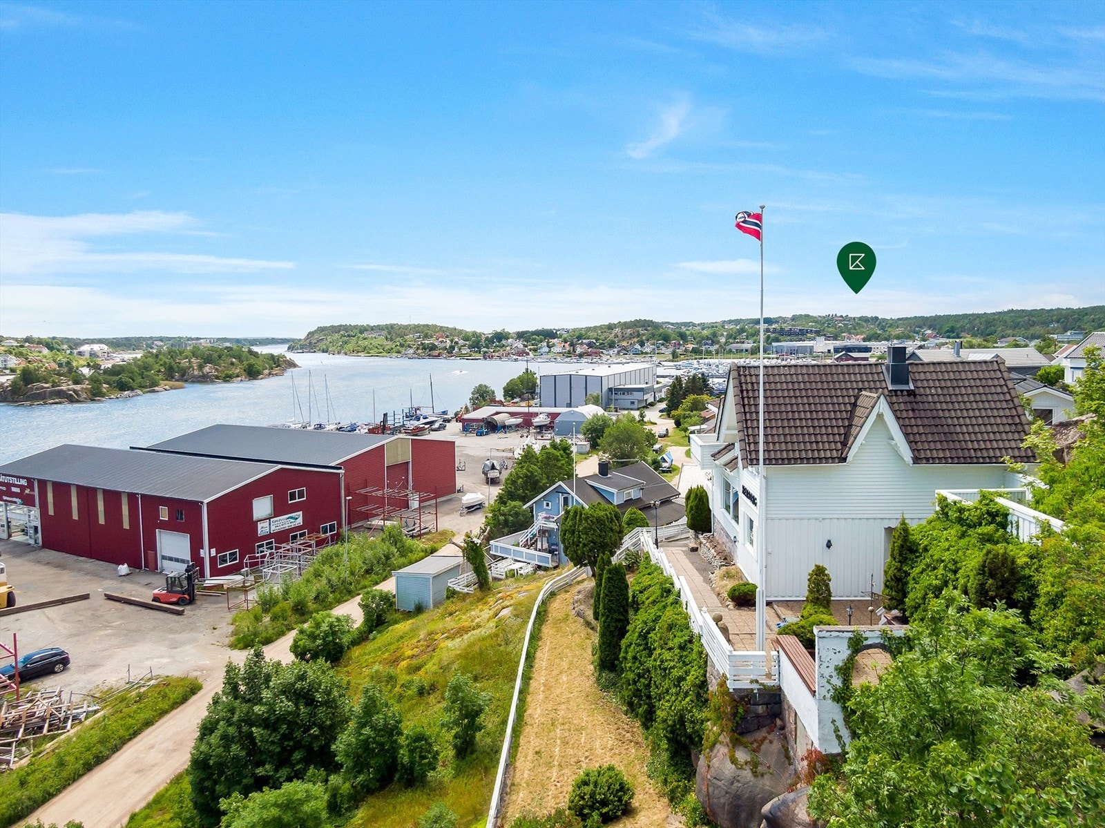 Boligen er høytliggende ved foten av Lenafjellet og har vidstrakt utsikt over omgivelsene. Galleribilde