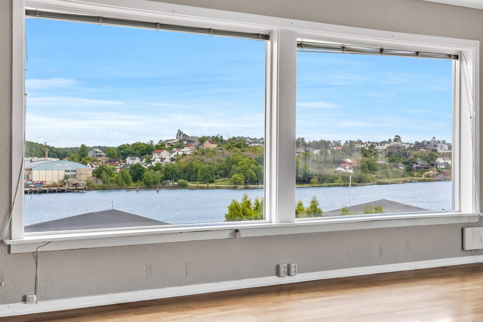 Stuens store vinduer slipper solen inn fra den står opp store deler av året. Galleribilde