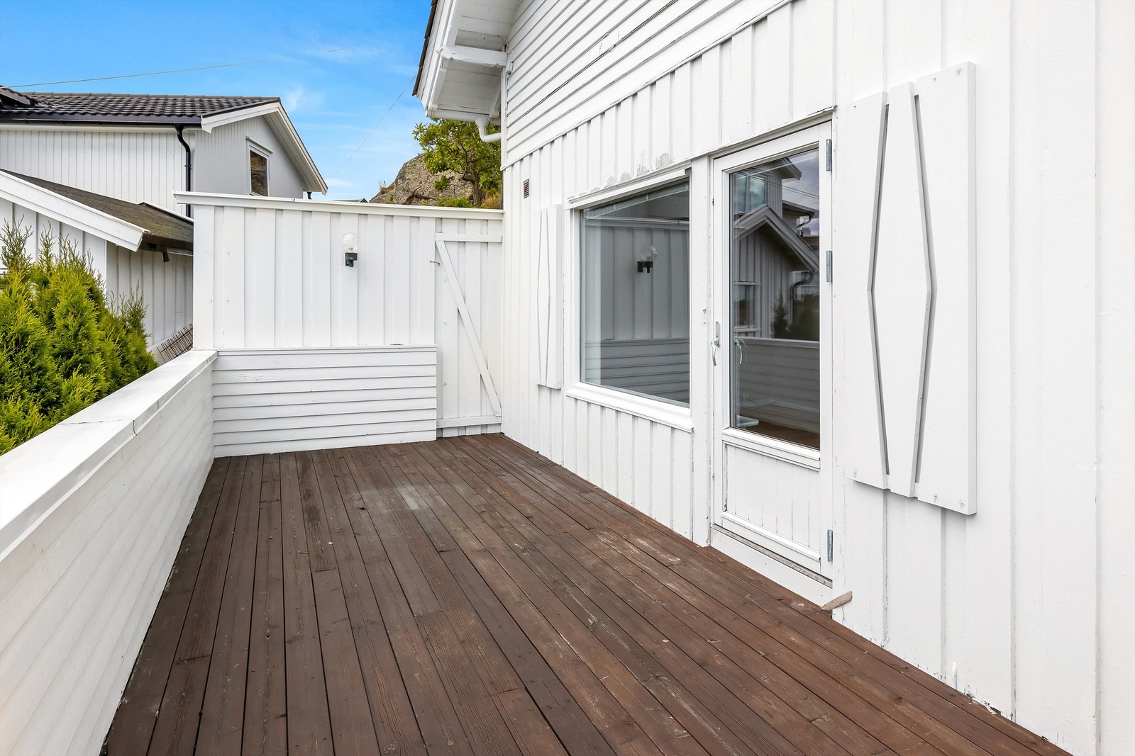 Terrassen måler ca. 18 kvm. og er tilgjengelig fra stuen. Galleribilde