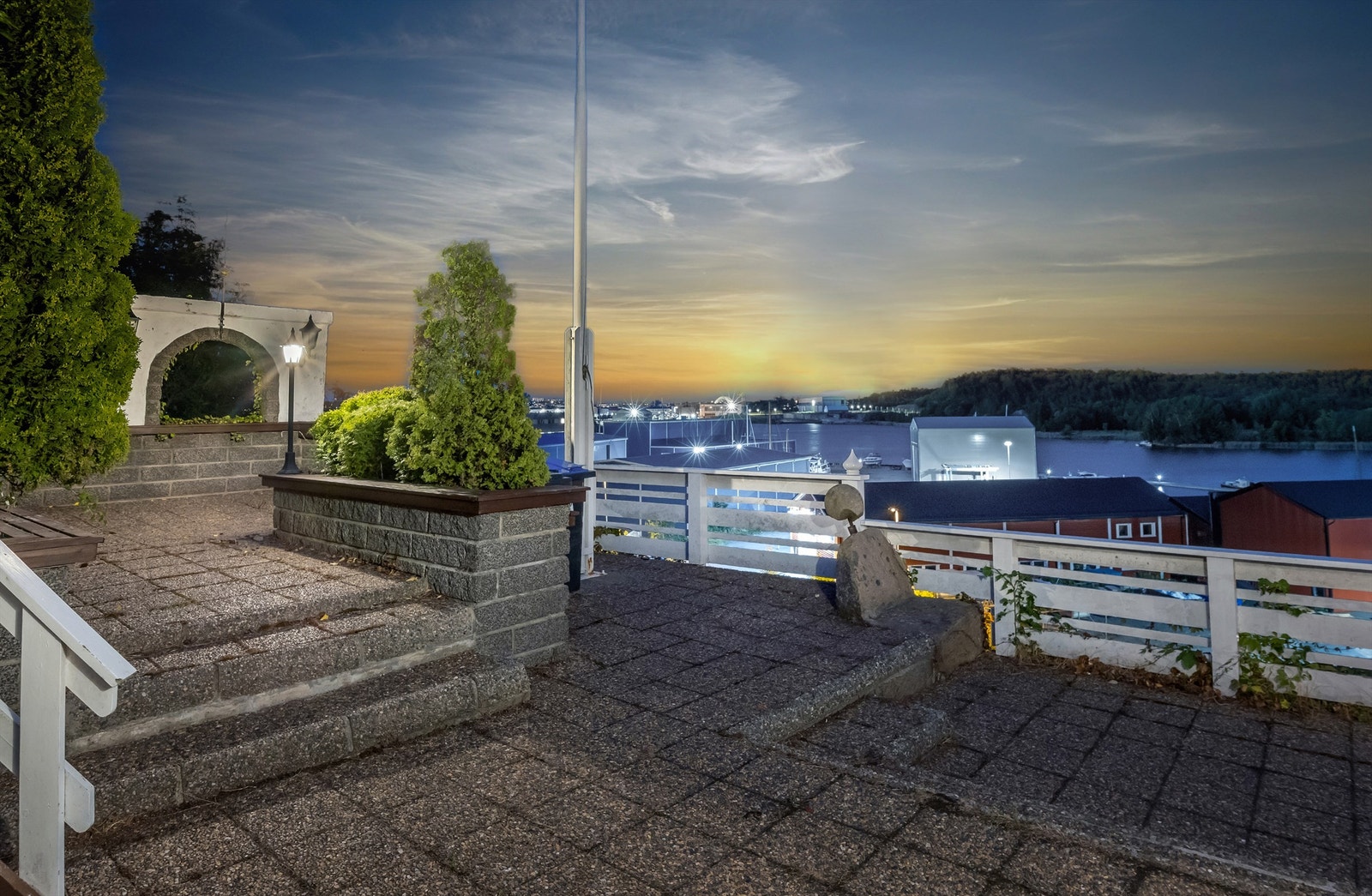 Her er det fri utsikt mot de spennende utviklingsområdene på Værste og Kråkerøy, på andre siden av elven. Galleribilde