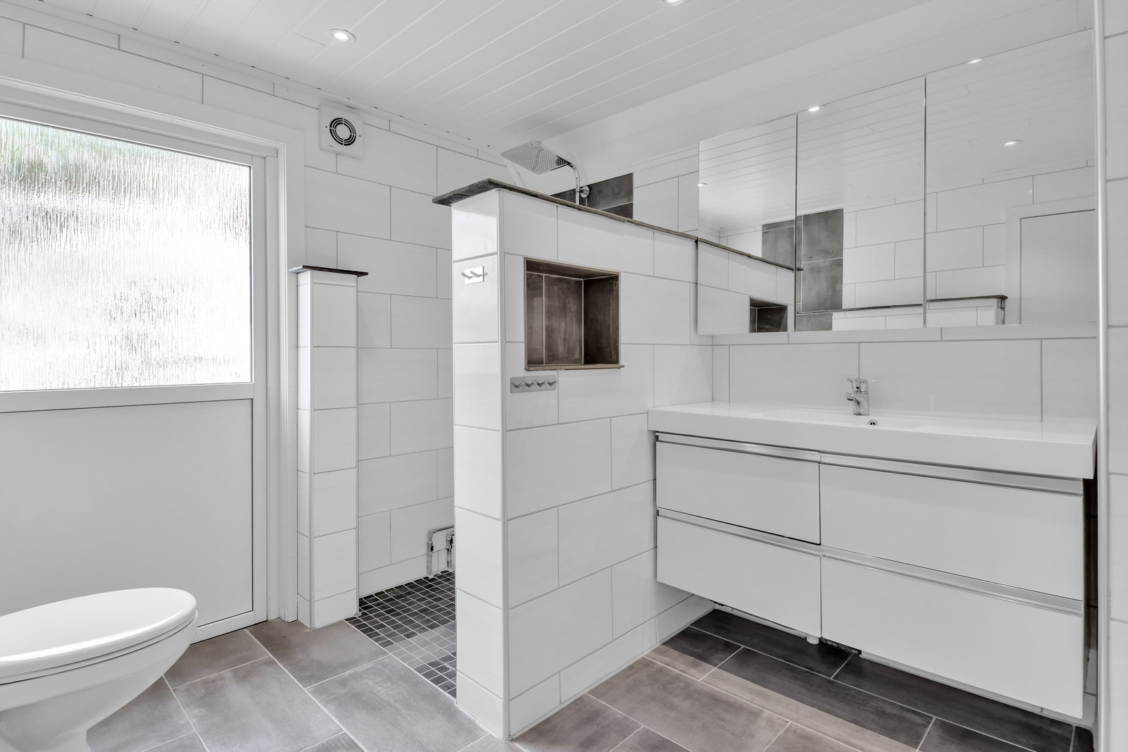 Badet antas å være fra tidlig på 2000-tallet og er gitt TG 2 for flere forhold. Døren gir tilgang til terrasse ved boligens vestre side. Galleribilde