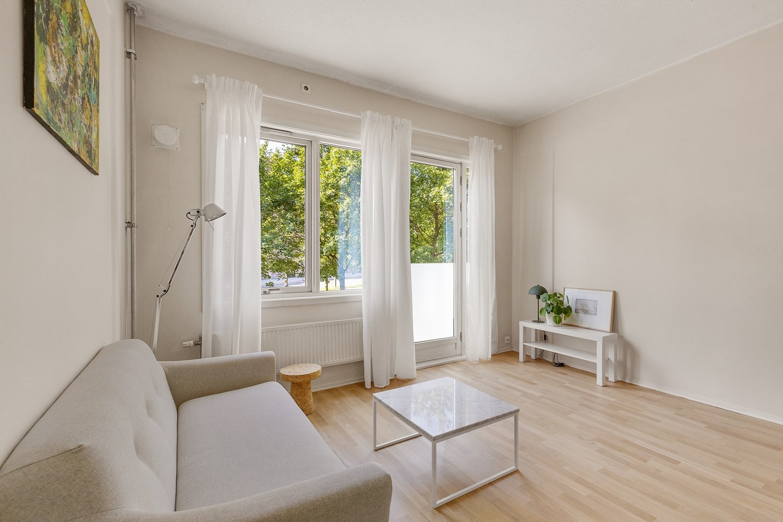 Det slippes rikelig med naturlig lys inn i boligen. Galleribilde