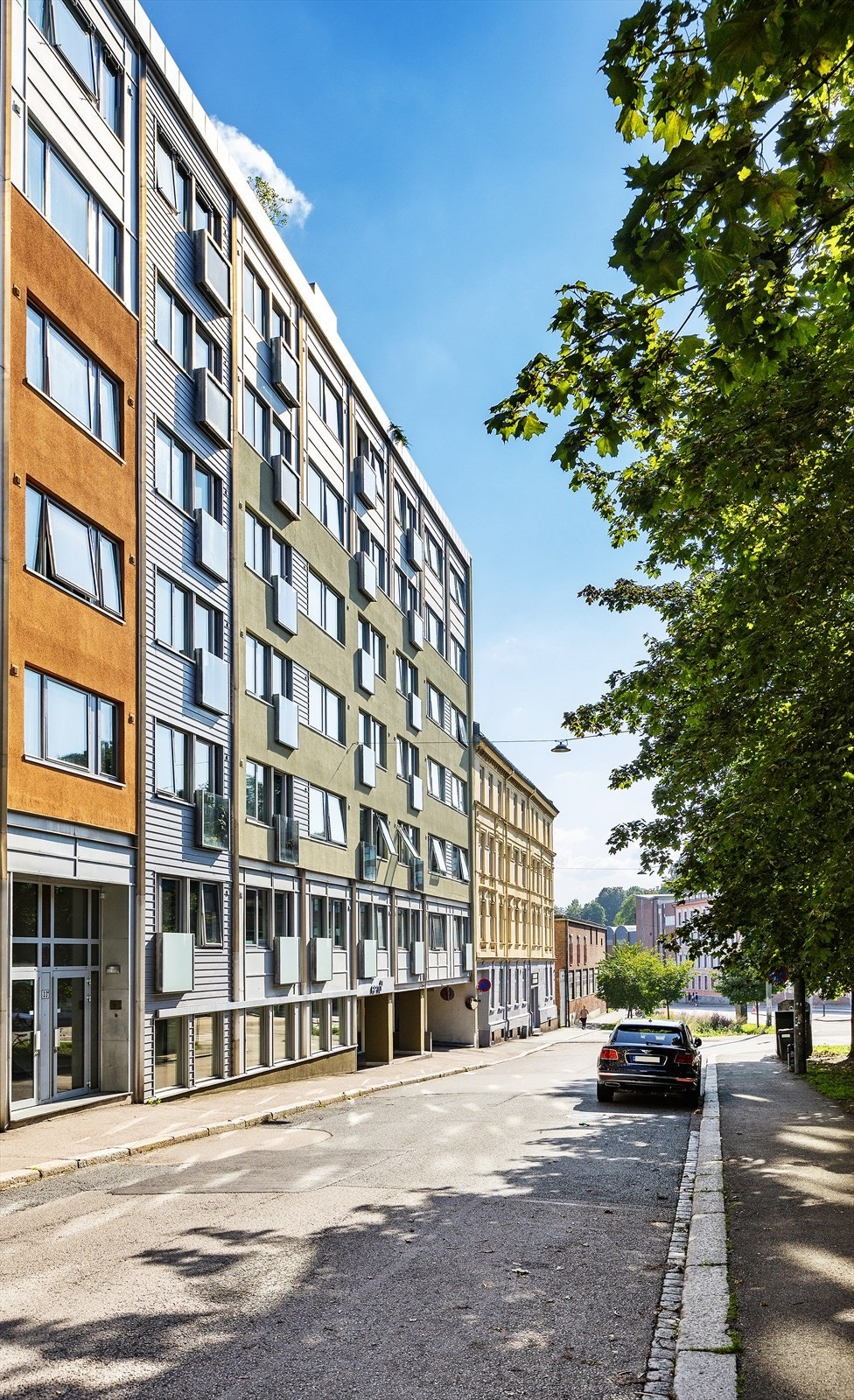 Leiligheten ligger i byggets 2. Etasje og har adkomst via heis eller trapper. Galleribilde