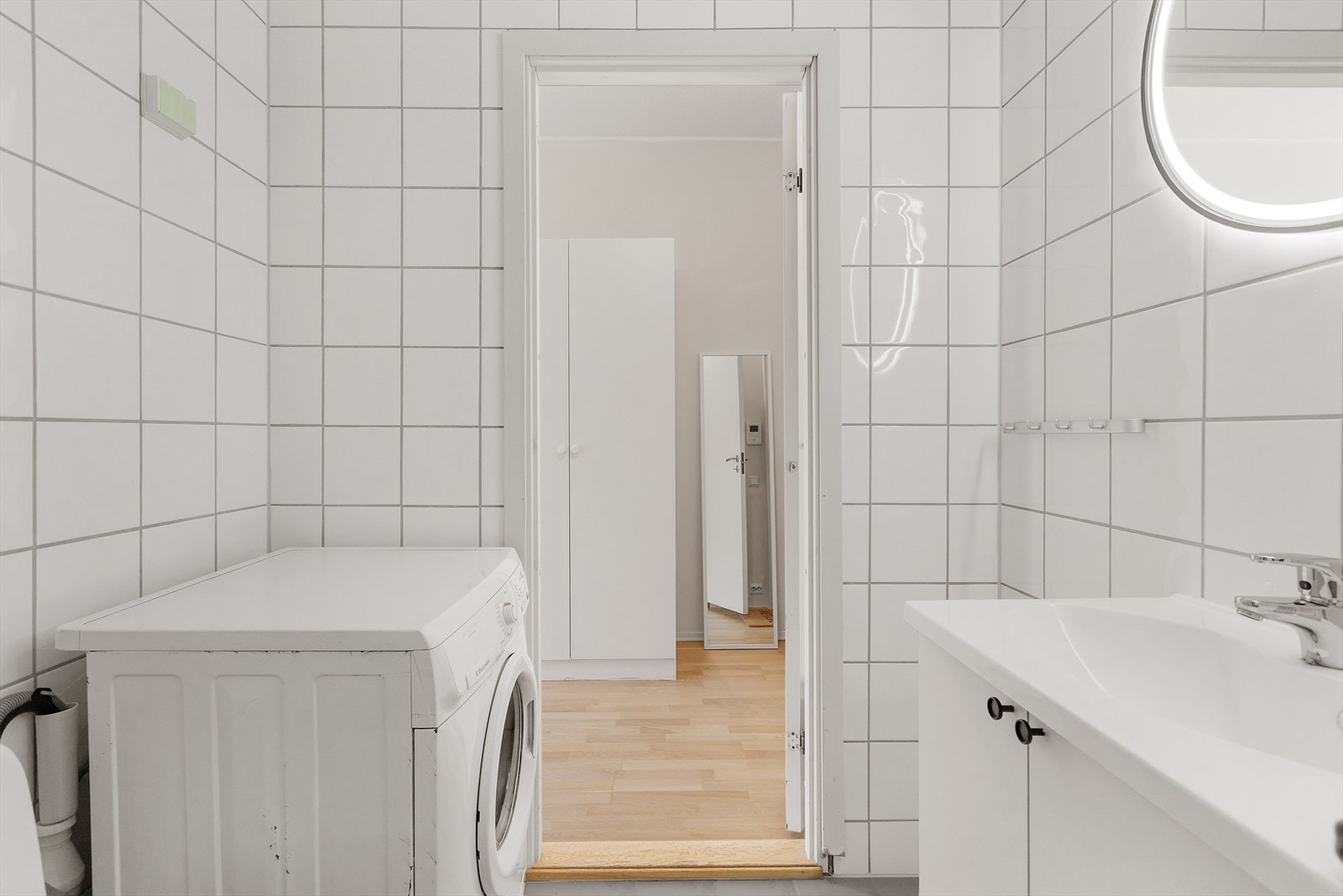Det er opplegg for vaskemaskin og tørketrommel på baderommet. Galleribilde