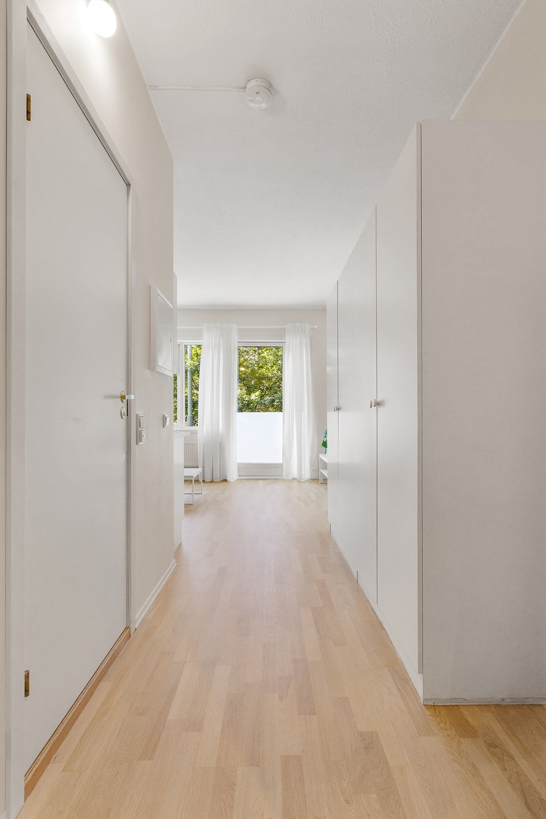 Det medfølger en stor garderobe i entré for oppbevaring. Galleribilde