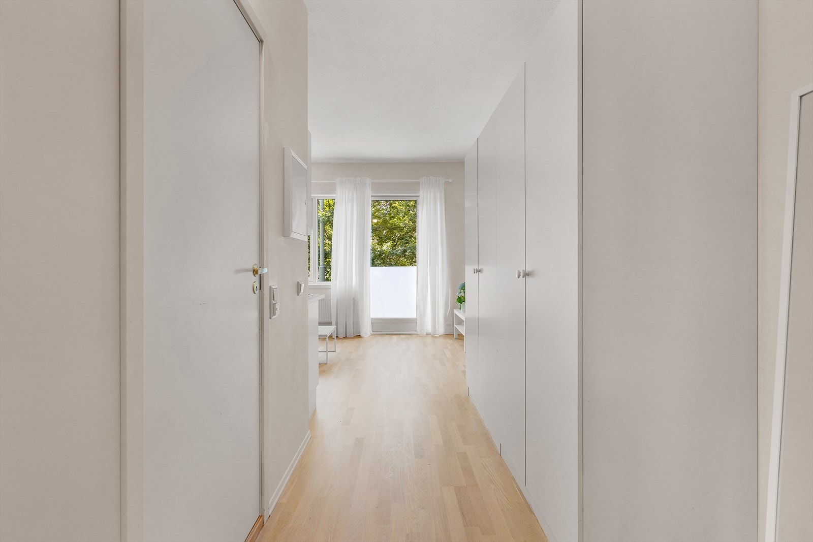 Velkommen inn! Idet du trer over dørstokken møtes du av en lys og innbydende entré. Galleribilde