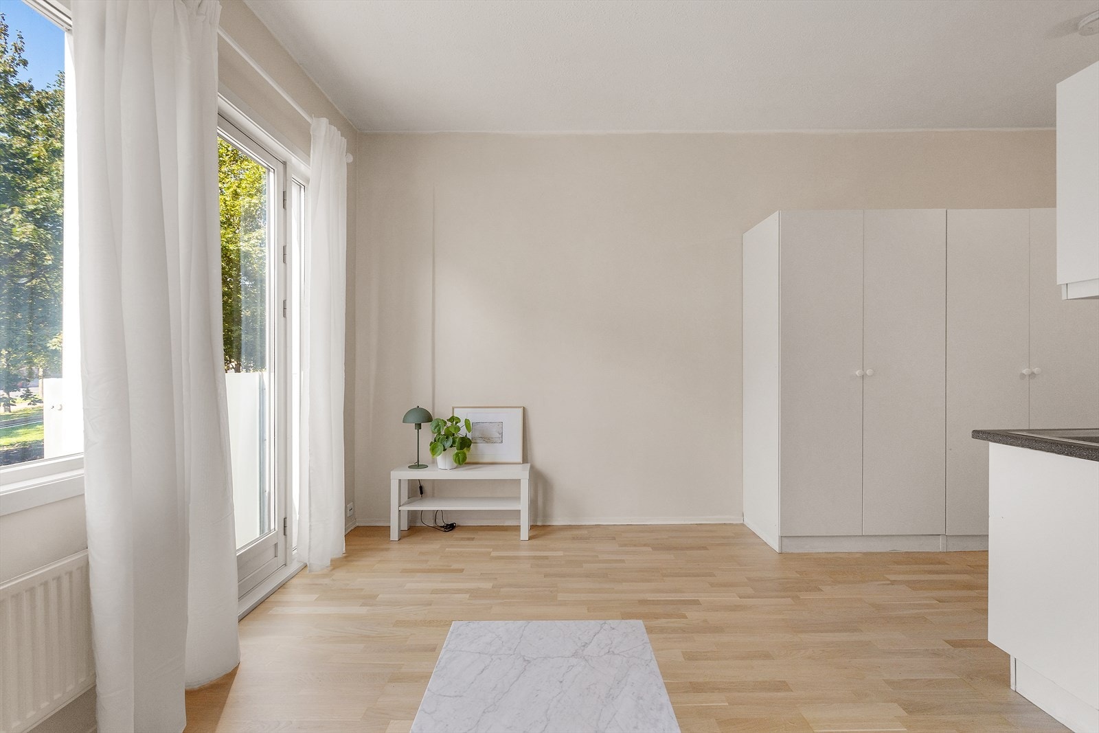 Det er utsyn mot grønt område fra den franske balkongen. Galleribilde