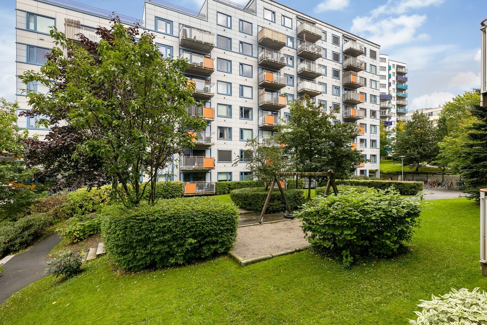 Fellesarelene er til glede for både store og små, og er opparbeidet med både sandkasse, husker, sykkelstativ og brydpusker. Galleribilde