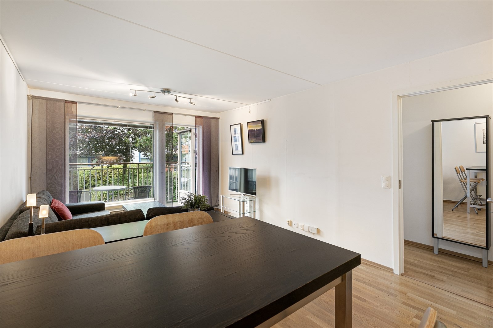 Innvendig gulv belagt med parkett i fin kombinasjon med lysmalte vegg- og himlingsflater. Galleribilde