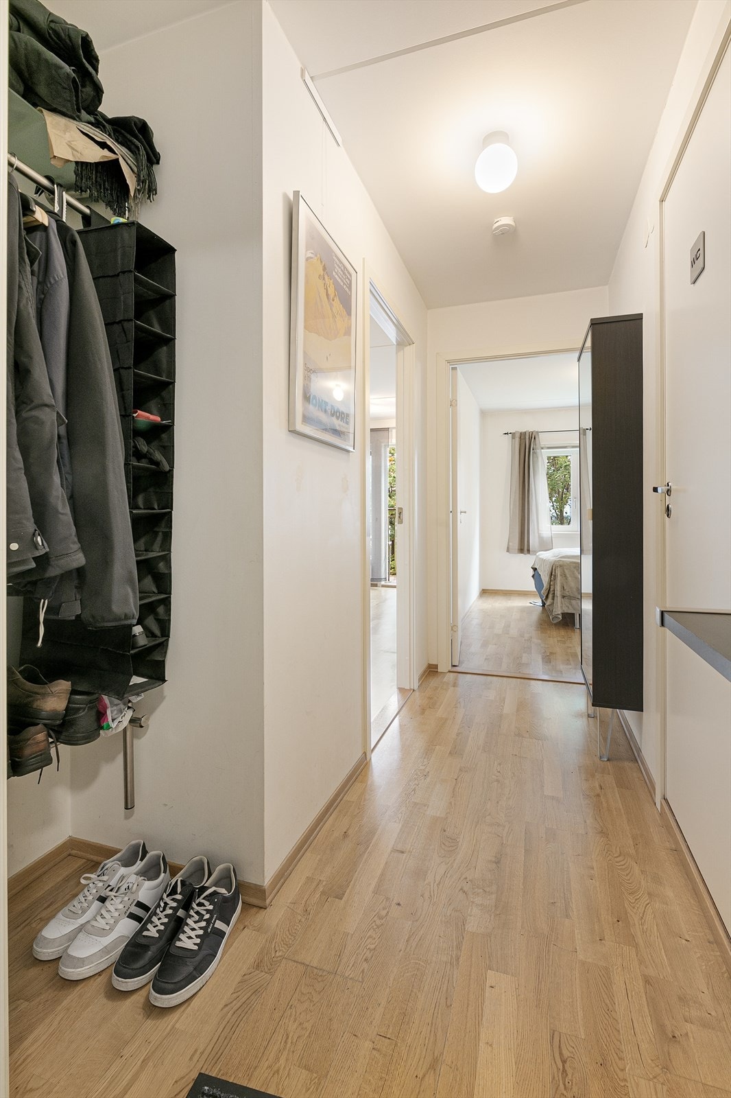 Her har du fin plass til henge fra deg yttertøy og sette fra deg sko. Galleribilde