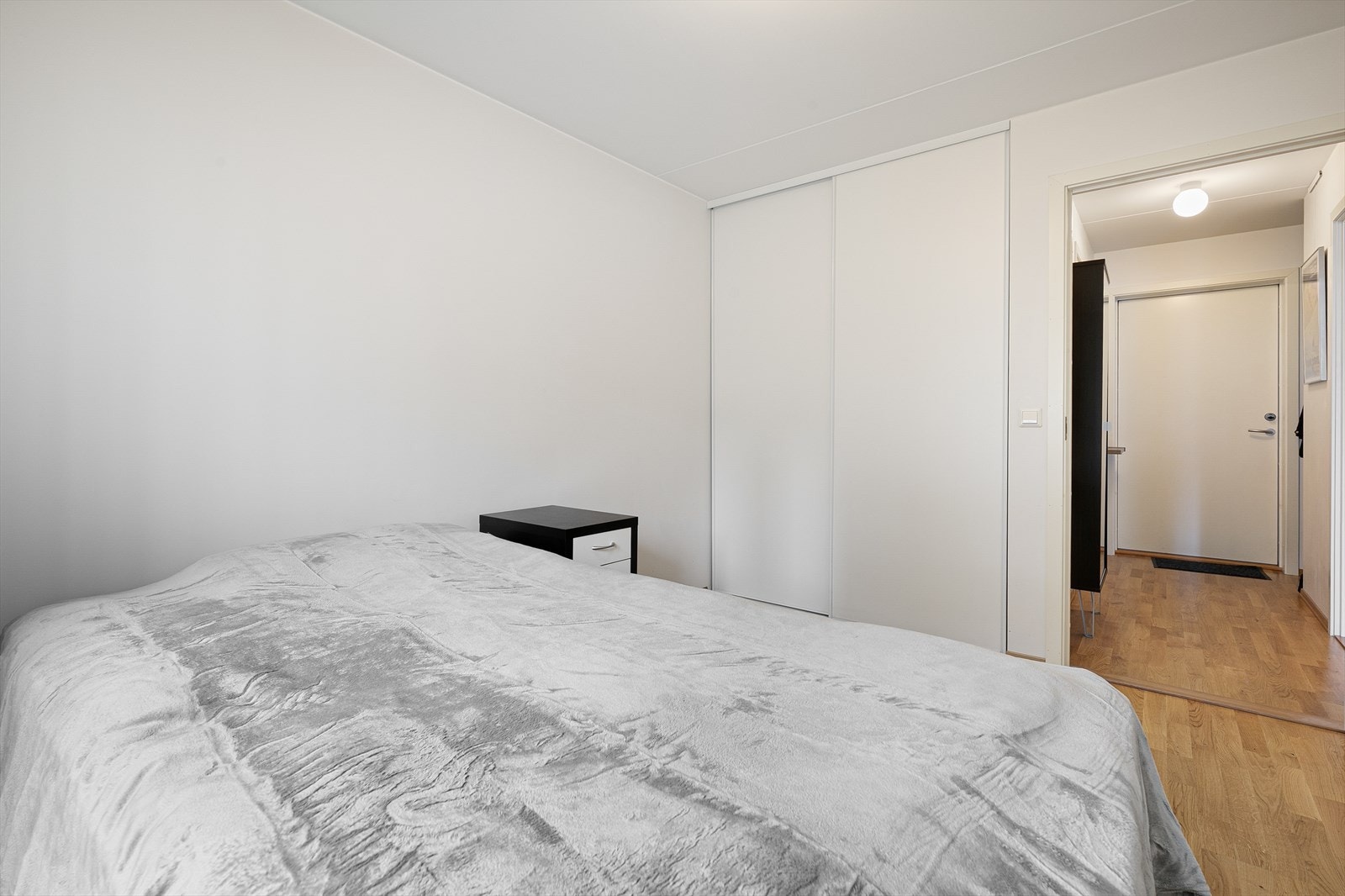 Praktisk skyvedørsgarderobe gir fin plass til klær og diverse tilbehør. Galleribilde