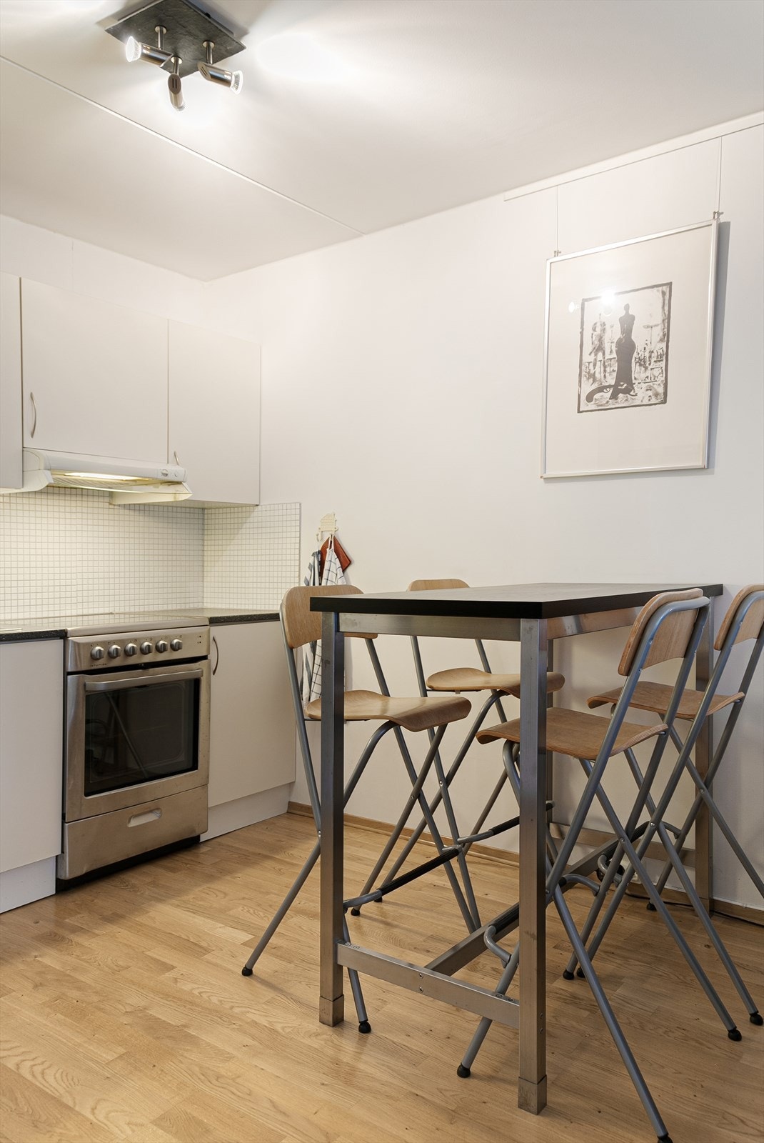 Spisebordet finner sin ideelle plass i et naturlig skille mellom sonene. Galleribilde