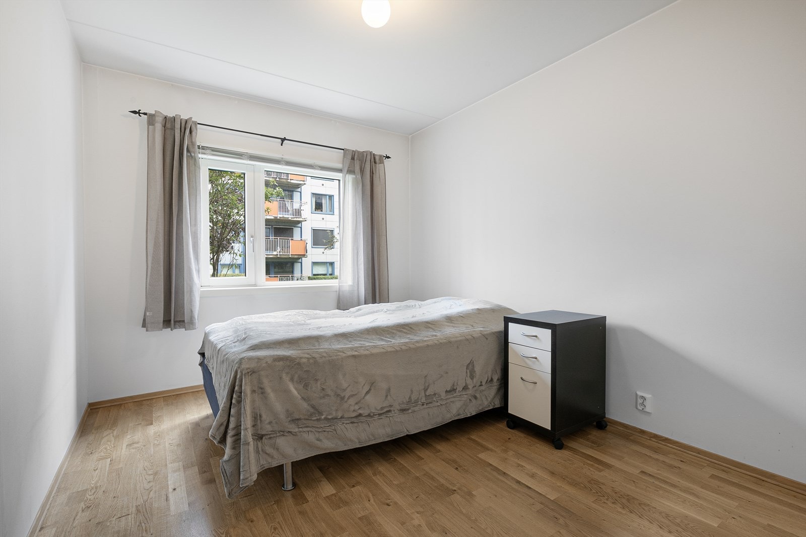 Stort og luftig soverom med god plass til dobbeltseng, nattbord, samt annet ønsket møblement. Galleribilde