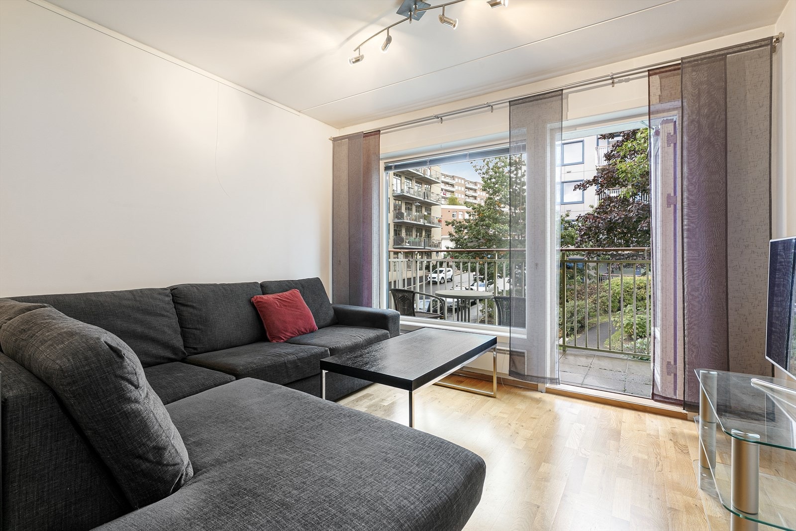 Balkongen gir ekstra romfølelse og gode muligheter for å nyte ditt private utendørsareal store deler av året. Galleribilde