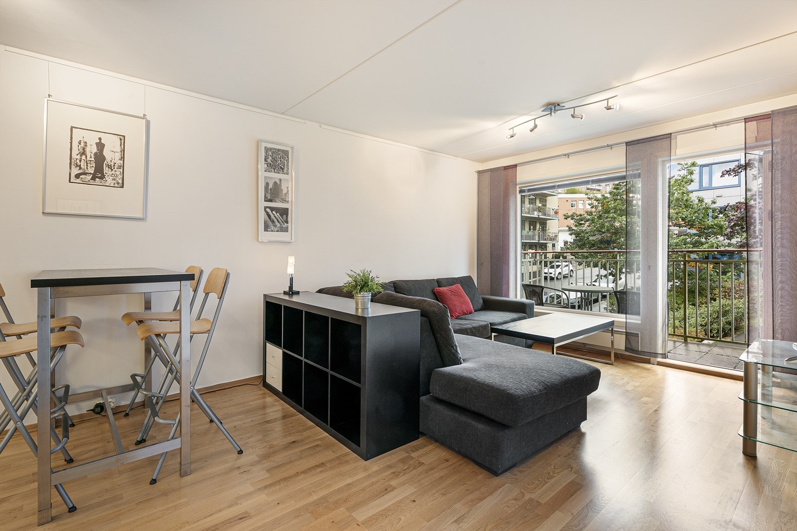 Leiligheten har en fin beliggenhet i 2. etasje, og ligger i et trivelig boligområde på Rosenhoff i Oslo. Galleribilde