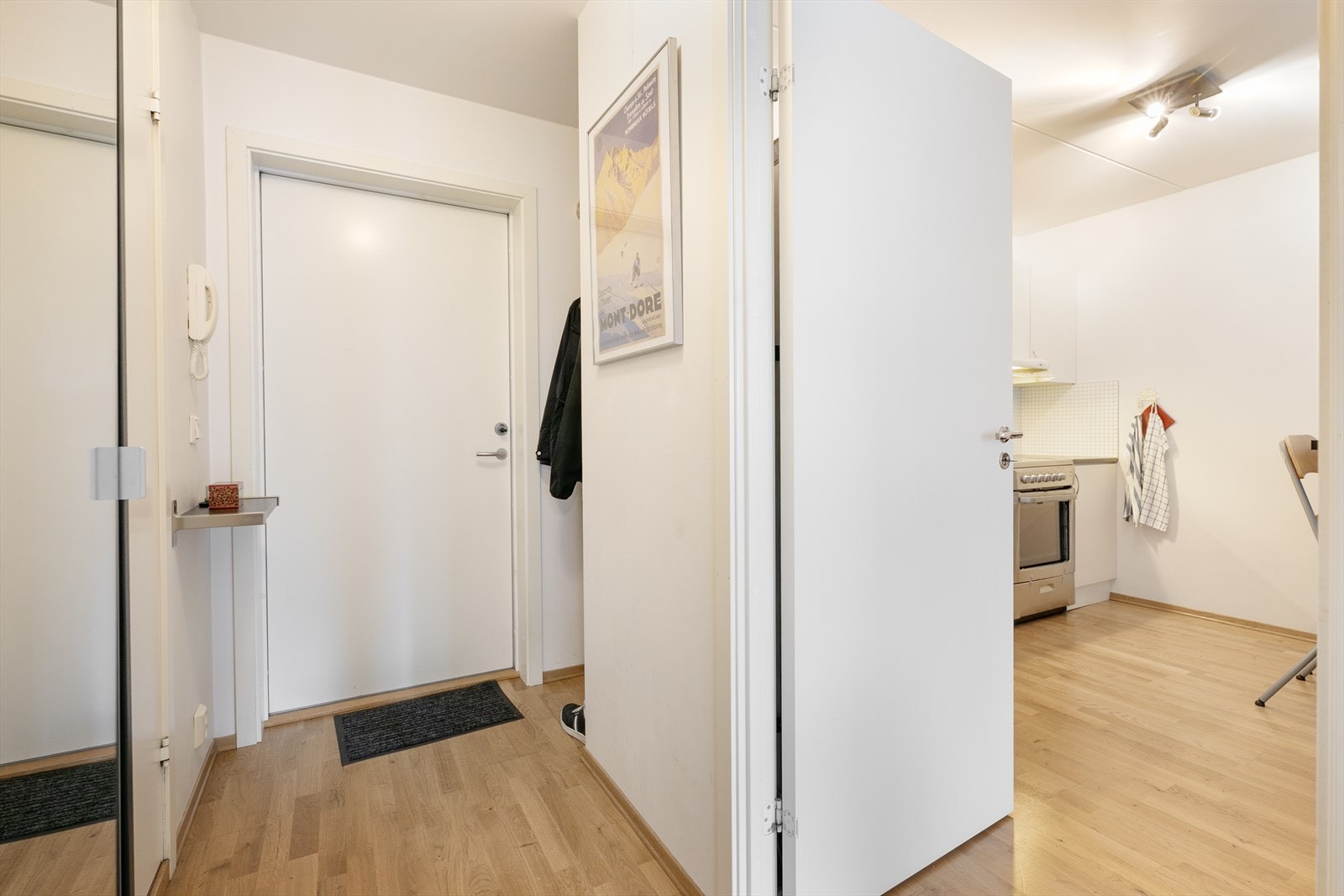 Velkommen hjem! Entréen er lys og lun, med fin tilknytning øvrige rom. Galleribilde