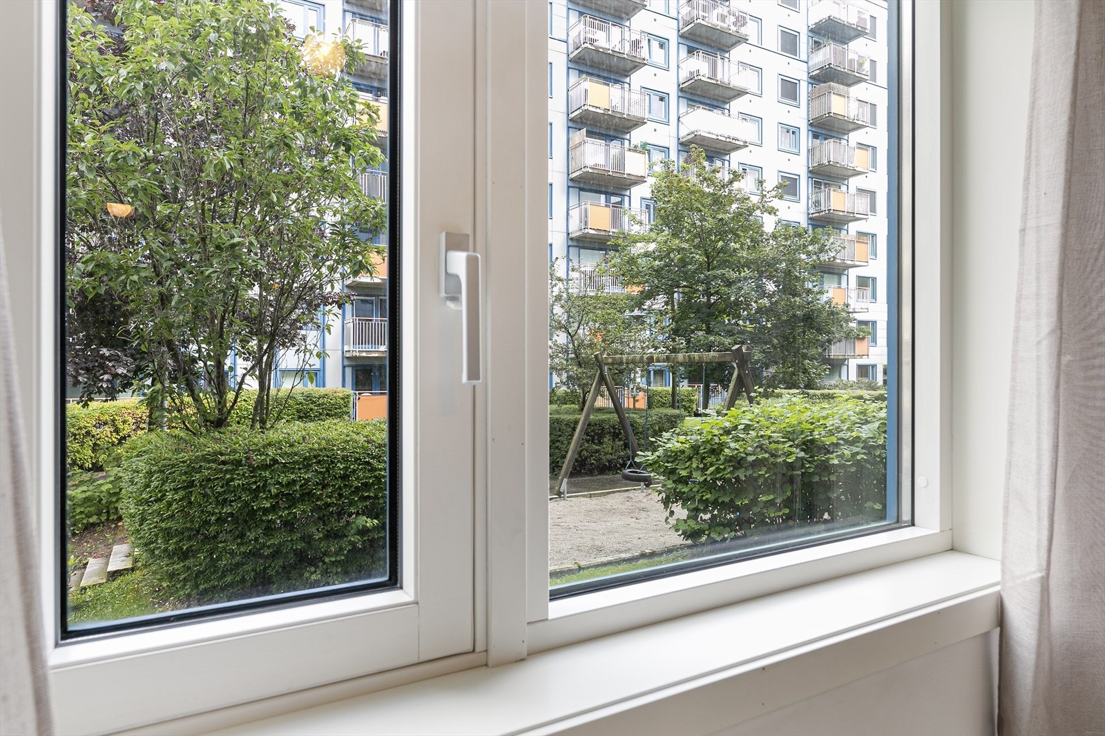 Rommet vender ut mot rolige og hyggelige omgivelser i bakgården. Galleribilde