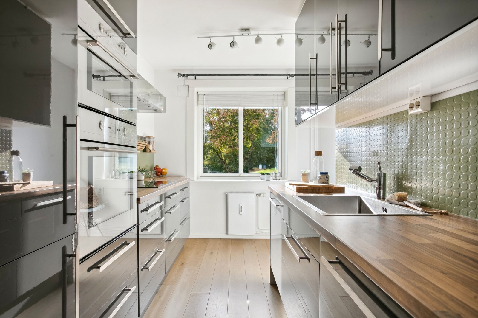 Leiligheten har et pent og velholdt IKEA-kjøkken fra 2012 med mye oppbevaringsplass og kjøkkenkrok hvor det er plass til ytterligere oppbevaring eller en koselig frokostsone. Galleribilde