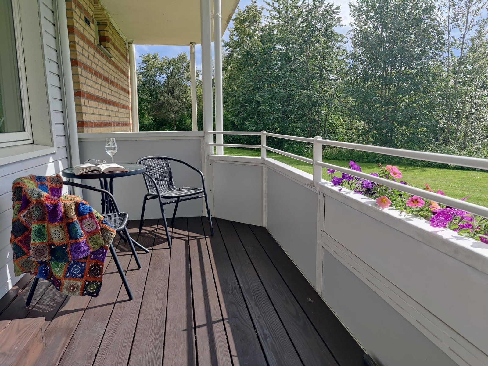 Verandaen er nybeiset i 2024 og er badet i sol hele ettermiddagen. Her kan man nyte solsteken eller en god bok utover sene svale sommerkvelder. (Sommer) Galleribilde
