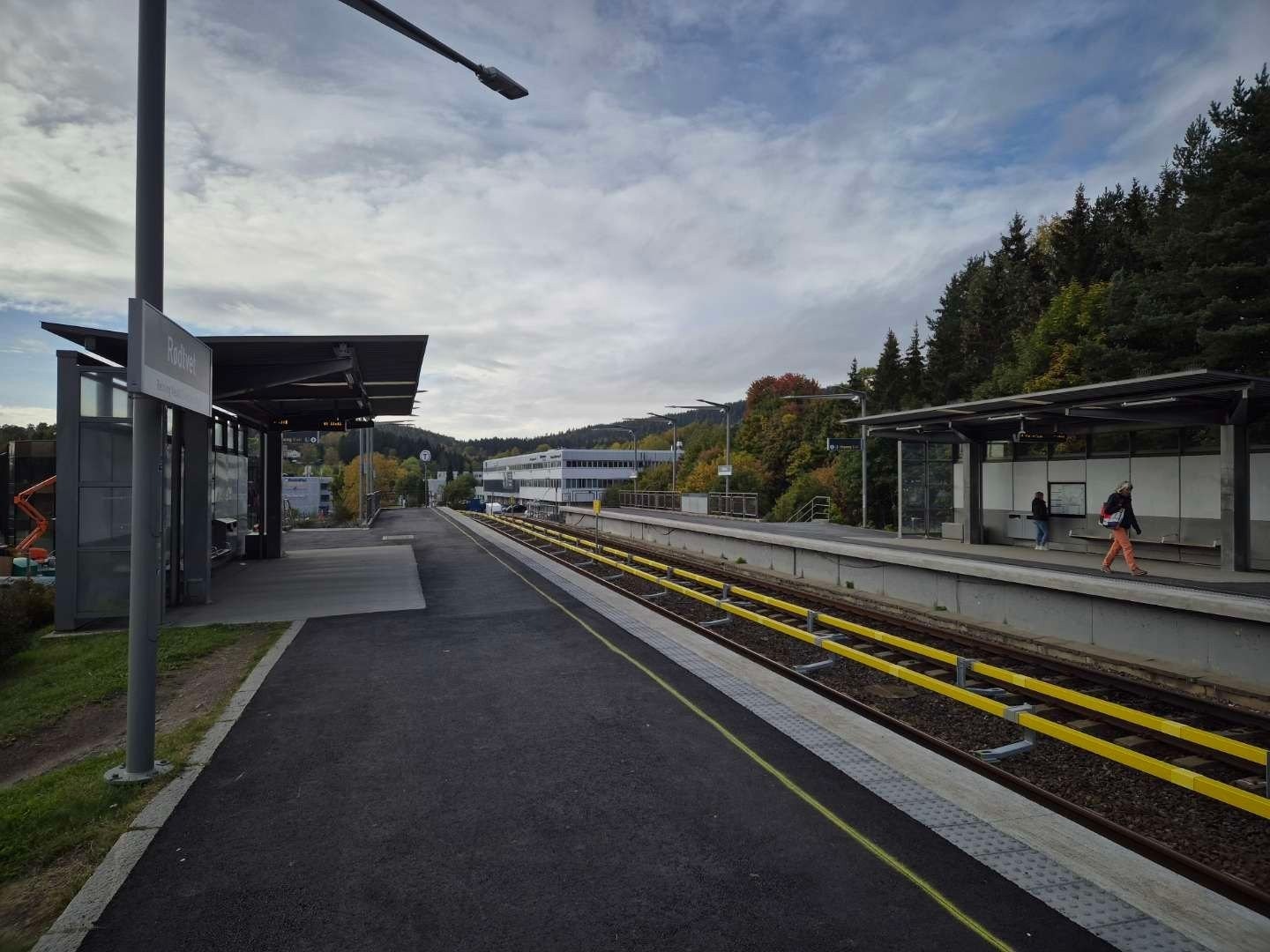 Rødtvedt t-bane stasjon ligger ca. 10 minutters gange unna med tilgang til linje 4 og 5. Bussholdeplass ligger også nært med ca. 3-5 minutter gangavstand. Galleribilde