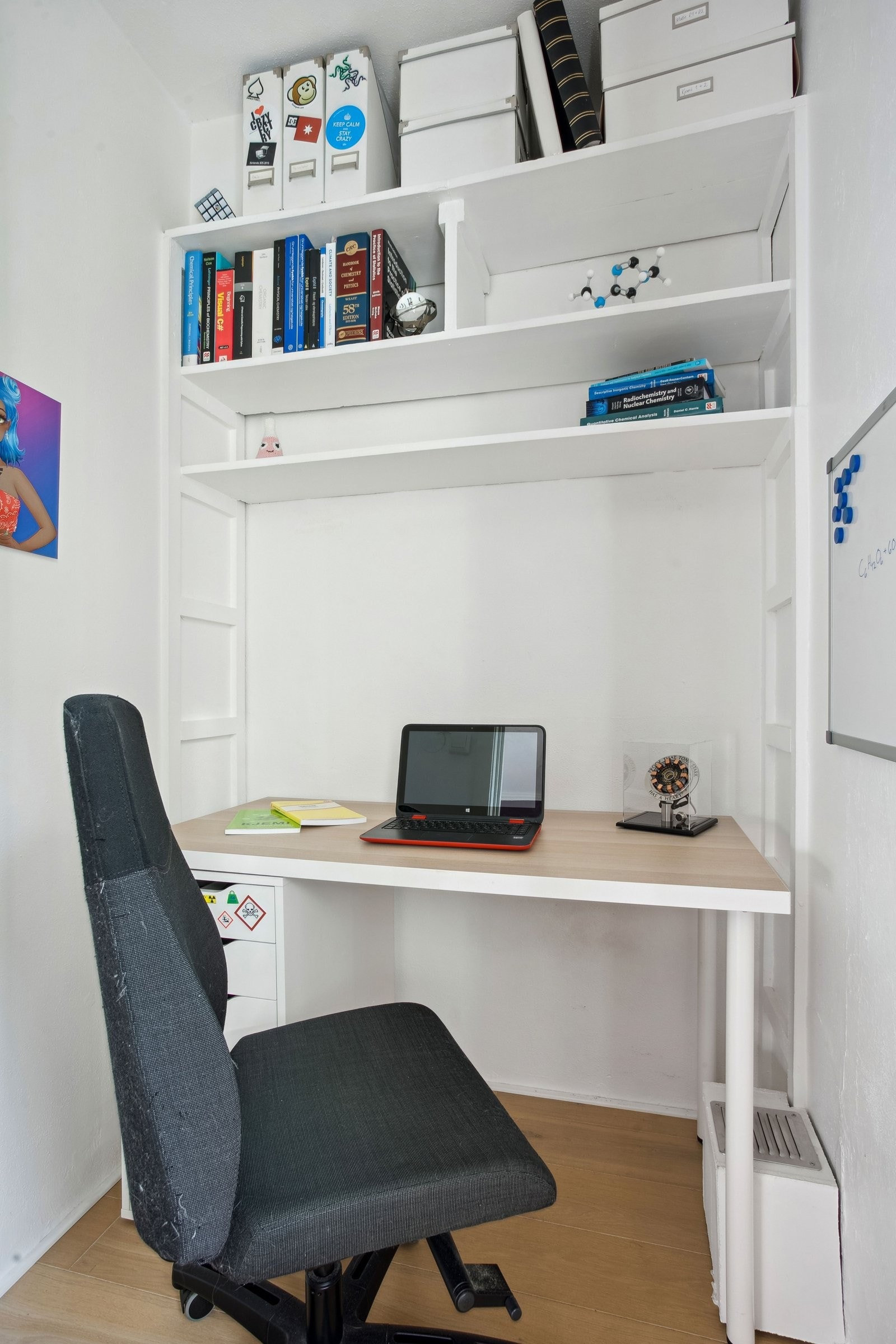 Boden i soverommet har blitt innredet som kontor av nåværende eier, noe som er perfekt for hjemmekontor eller studier. Denne plassen gir alternativt mulighet for walk-in closet løsning. Galleribilde