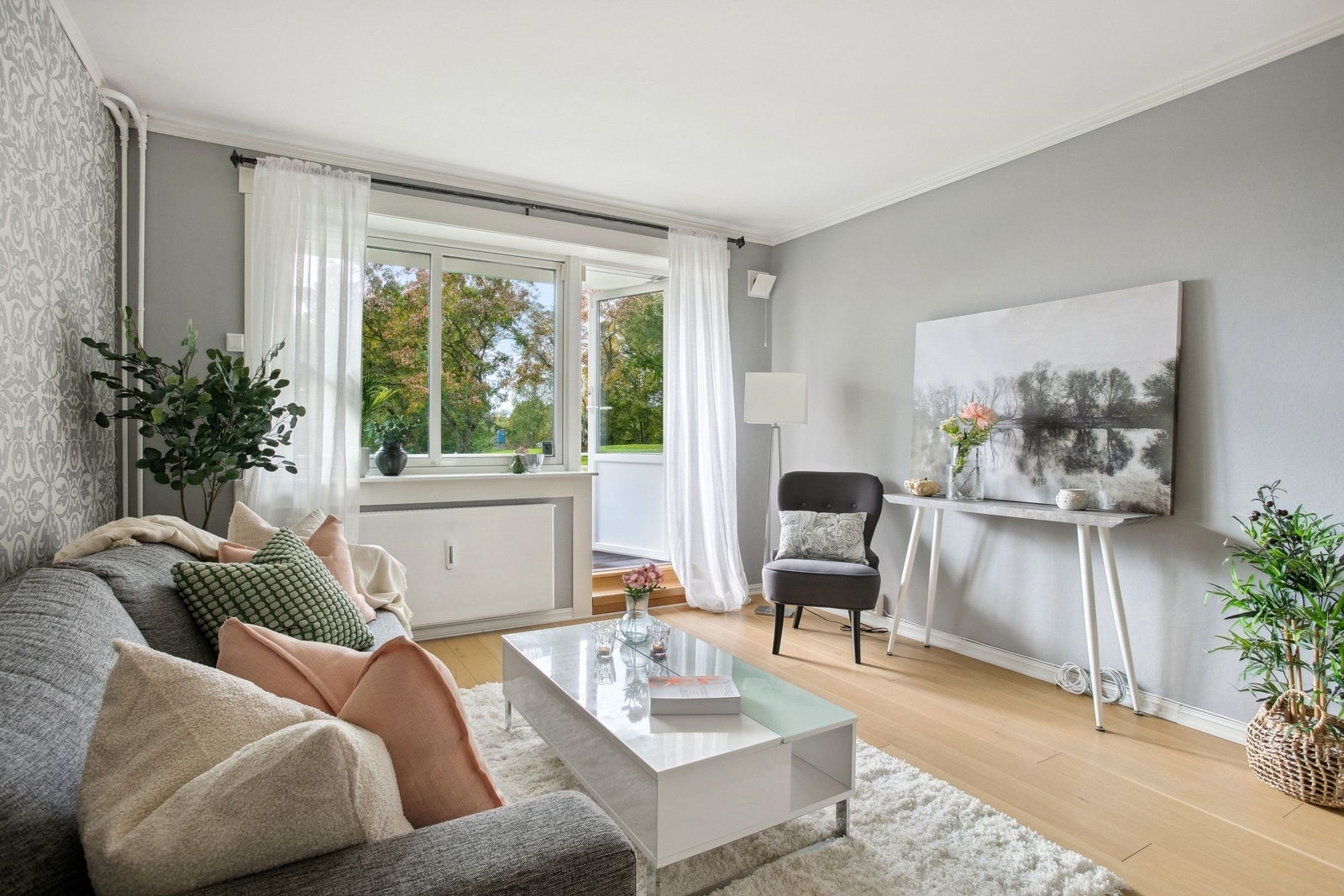 Leiligheten varmes opp med fjernvarme og stuen leder ut til en romslig veranda på ca. 6 kvm. Her er det god plass til hygge og selskap. Galleribilde