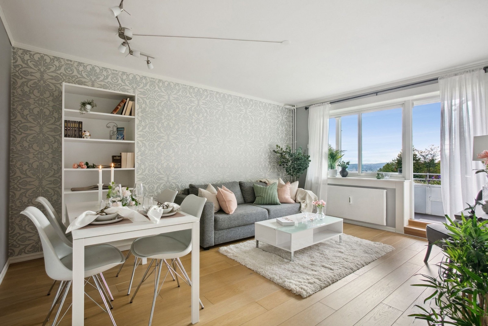 Stuen er et romslig oppholdsrom med plass til flere sosiale soner. Galleribilde