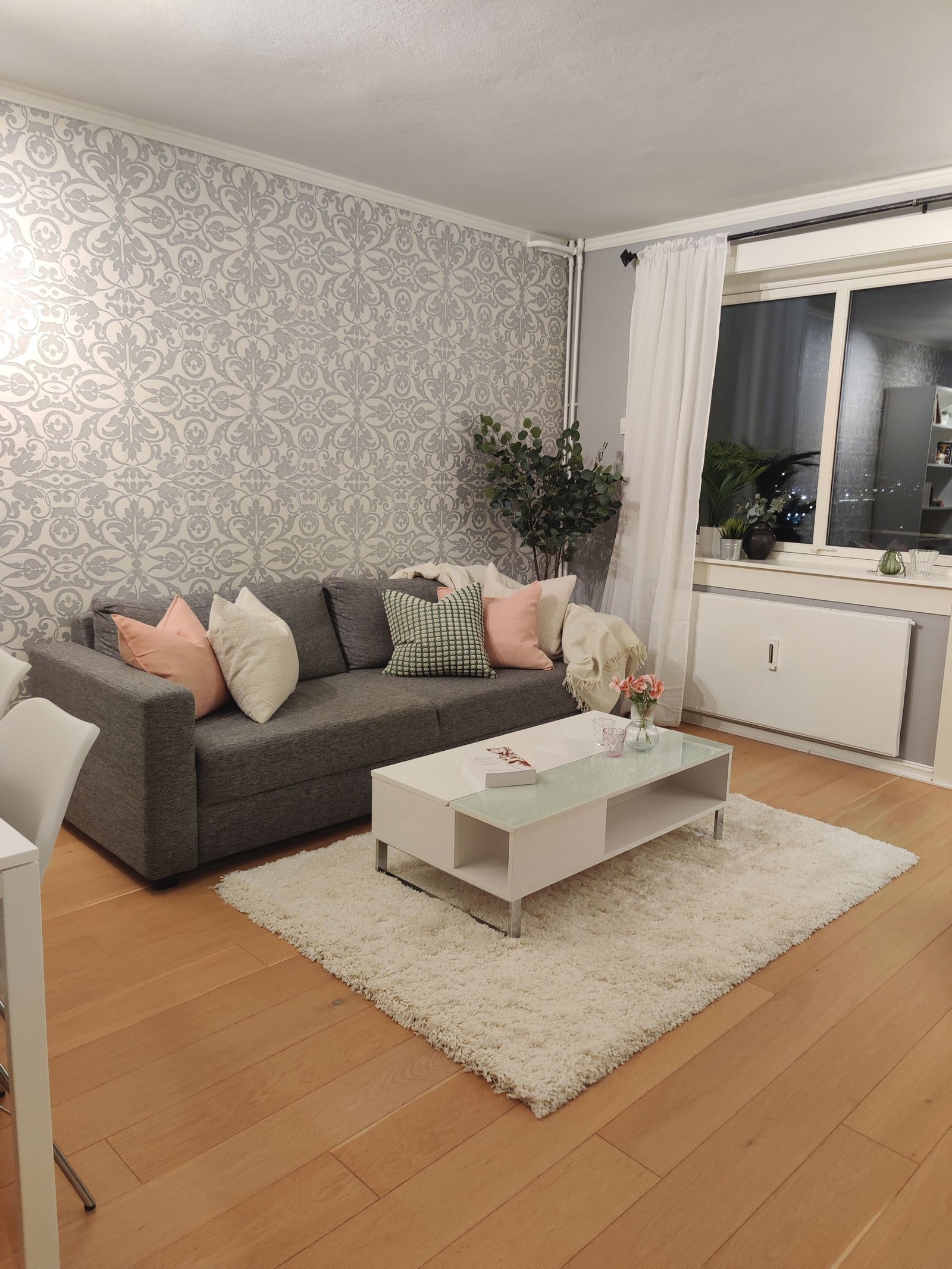 Stuens eikeparkettgulv og klassiske tapetvegg gir et lyst og stilig utgangspunkt for møblering. Parketten strekker seg over hele leiligheten bortsett fra i entréen og badet som har flislagt gulv. Galleribilde