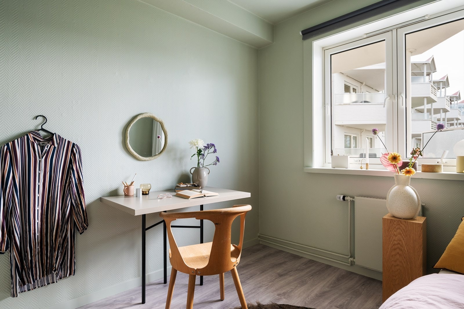 Det er god plass til garderobeskap, dobbeltseng og nattbord, noe som gir fleksible innredningsmuligheter. Galleribilde