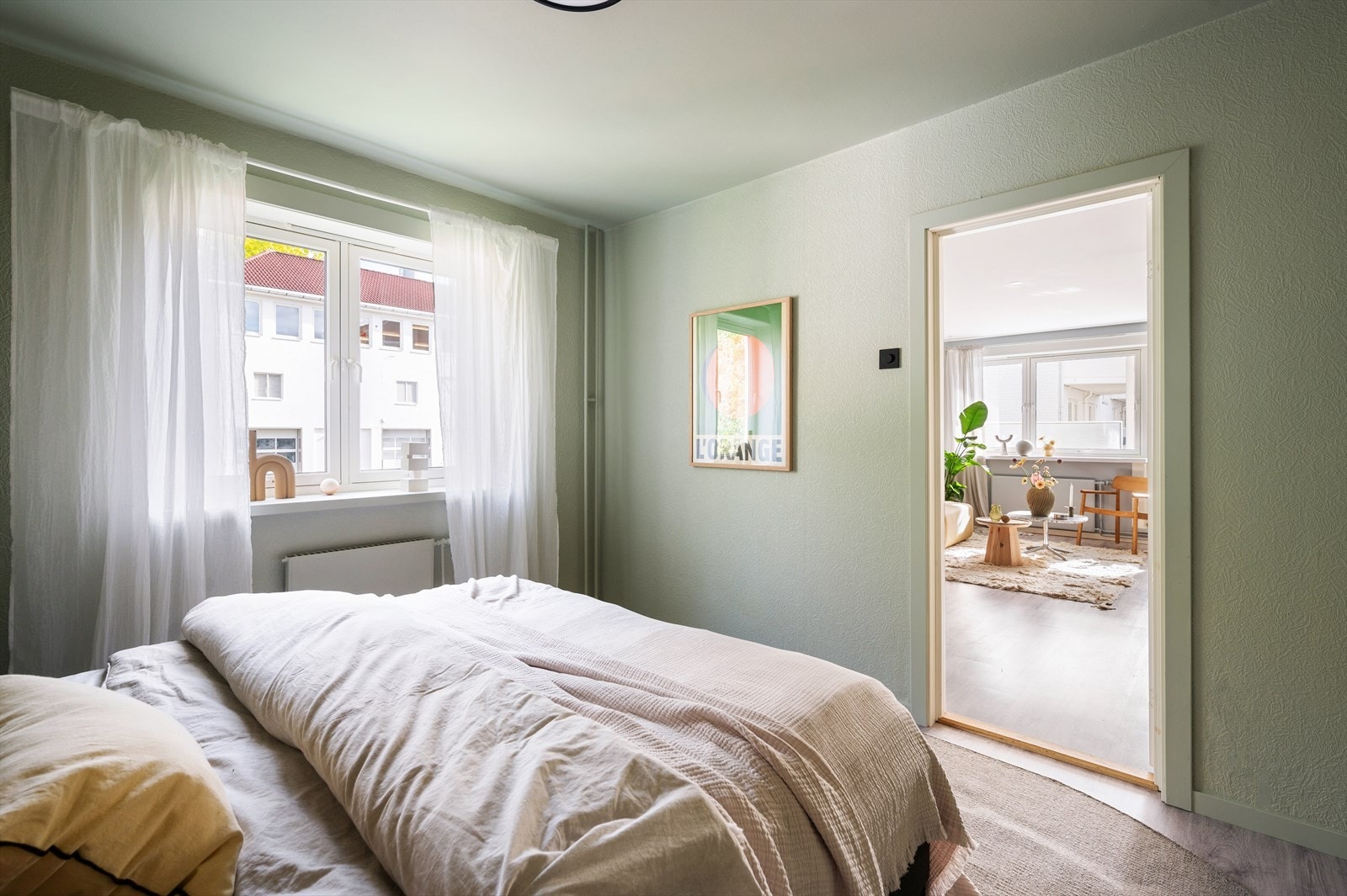 Rommene har gode lys- og luftemuligheter med vinduer som slipper inn naturlig lys. Galleribilde